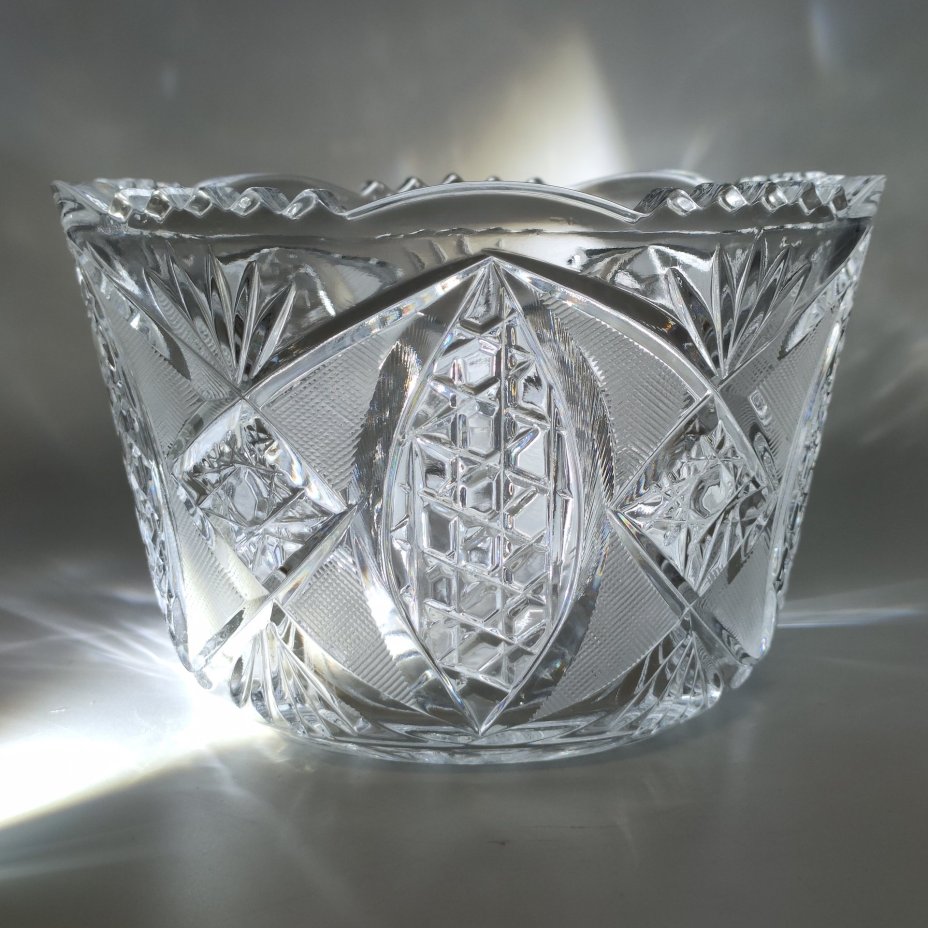 Салатник с резным геометрически декором