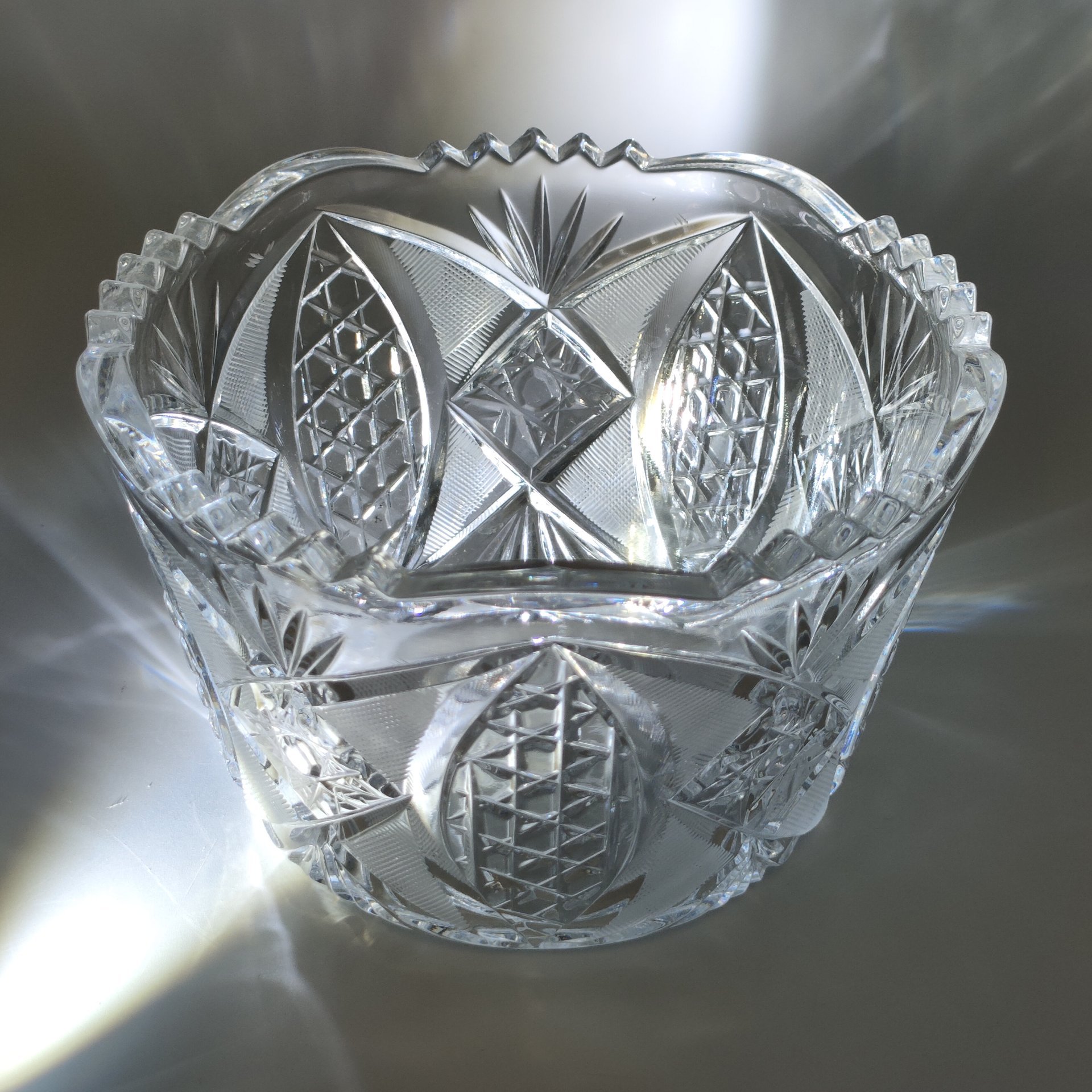 Салатник с резным геометрически декором, хрусталь, алмазная грань, СССР, 1970-1990 гг.