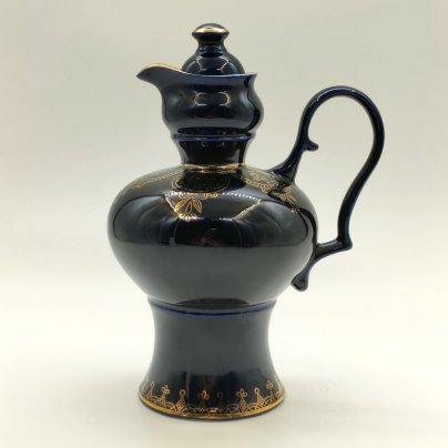 Кувшин декоративный, украшенный орнаментальным декором, фарфор, крытье кобальтом, золочение, Бронницкий завод фарфоровых изделий «Возрождение», СССР, 1980-1990 гг.