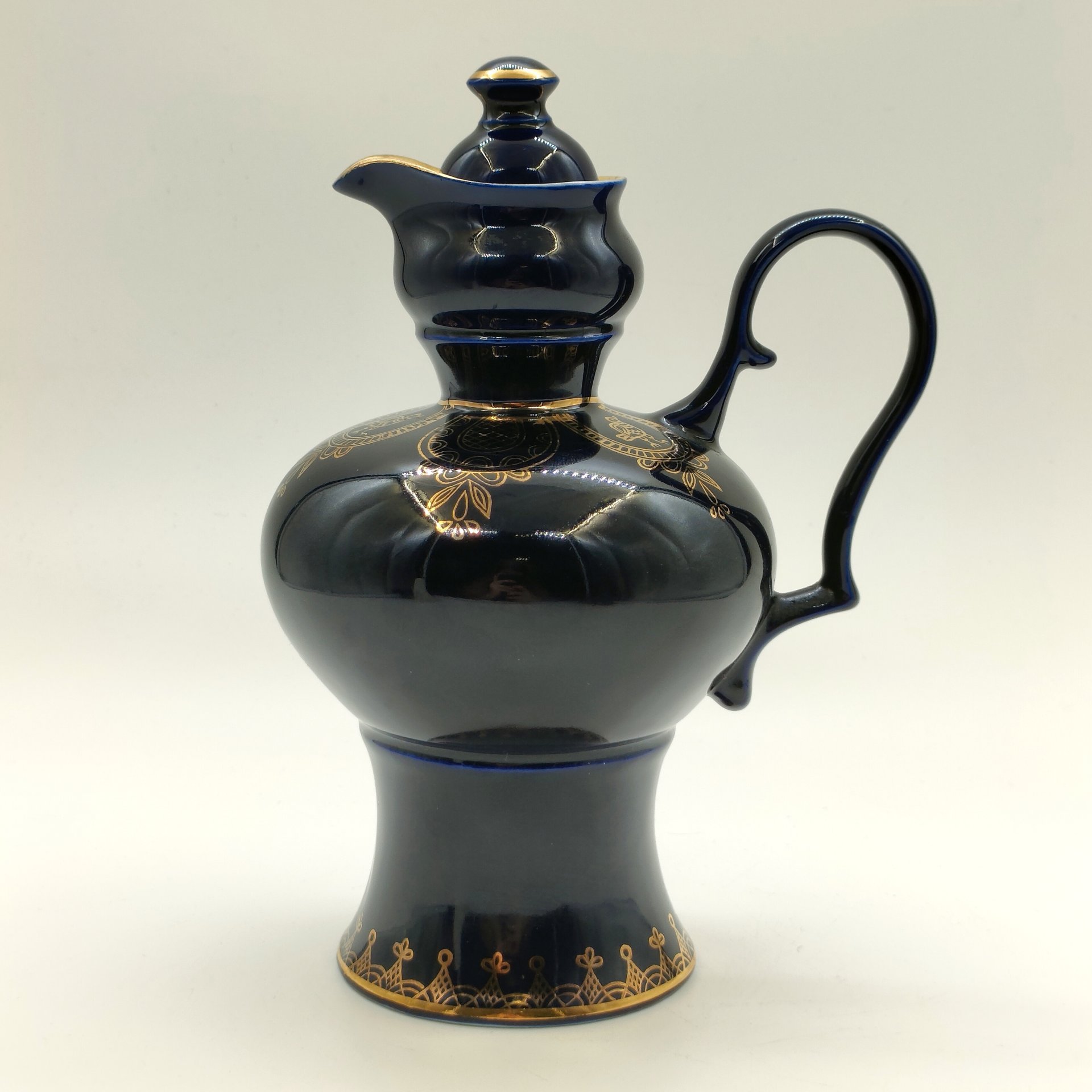 Кувшин декоративный, украшенный орнаментальным декором, фарфор, крытье кобальтом, золочение, Бронницкий завод фарфоровых изделий «Возрождение», СССР, 1980-1990 гг.