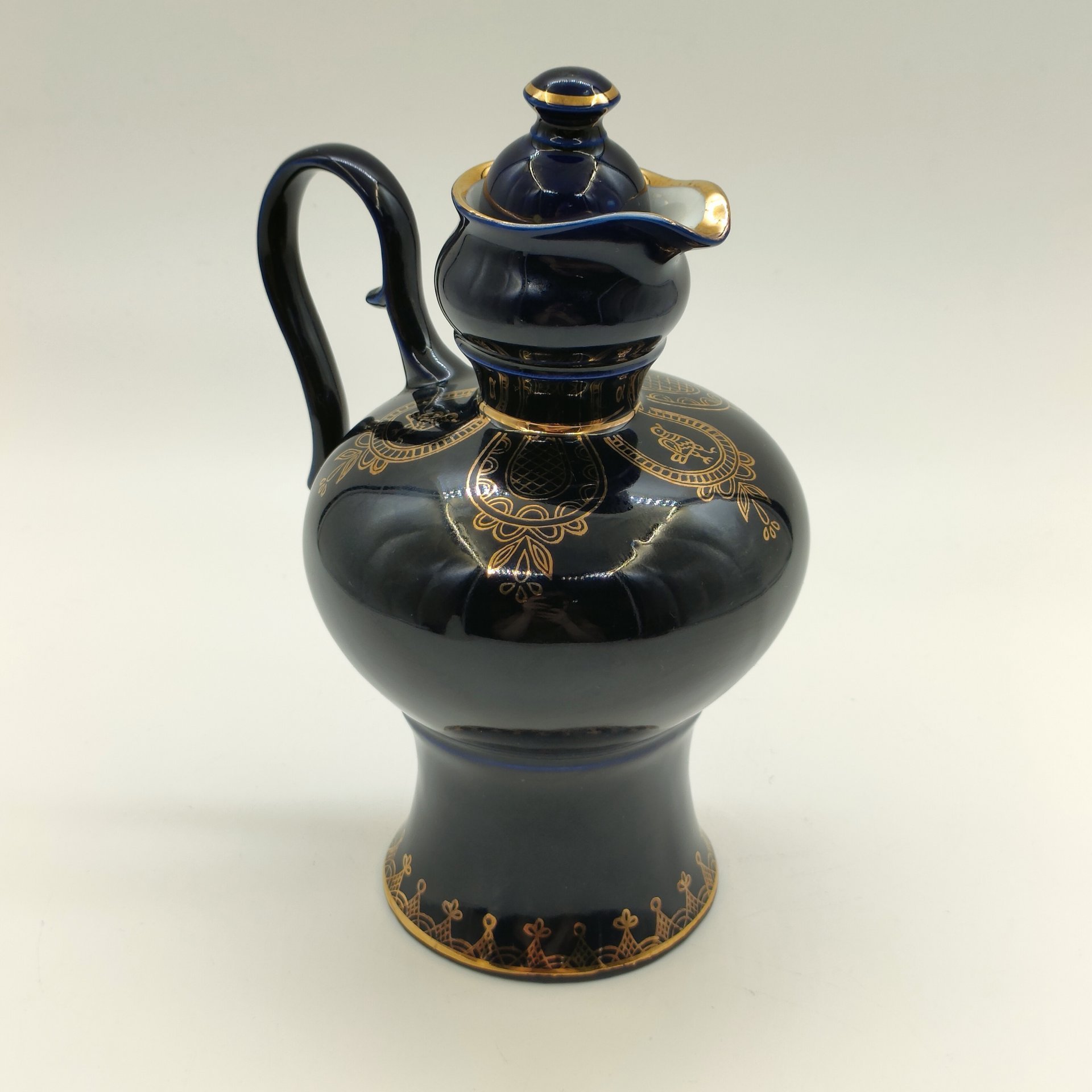 Кувшин декоративный, украшенный орнаментальным декором, фарфор, крытье кобальтом, золочение, Бронницкий завод фарфоровых изделий «Возрождение», СССР, 1980-1990 гг.