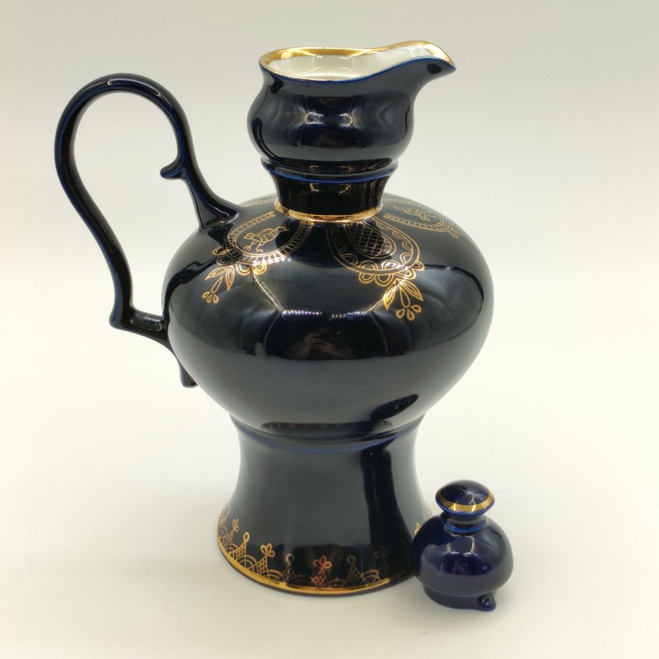 Кувшин декоративный, украшенный орнаментальным декором, фарфор, крытье кобальтом, золочение, Бронницкий завод фарфоровых изделий «Возрождение», СССР, 1980-1990 гг.