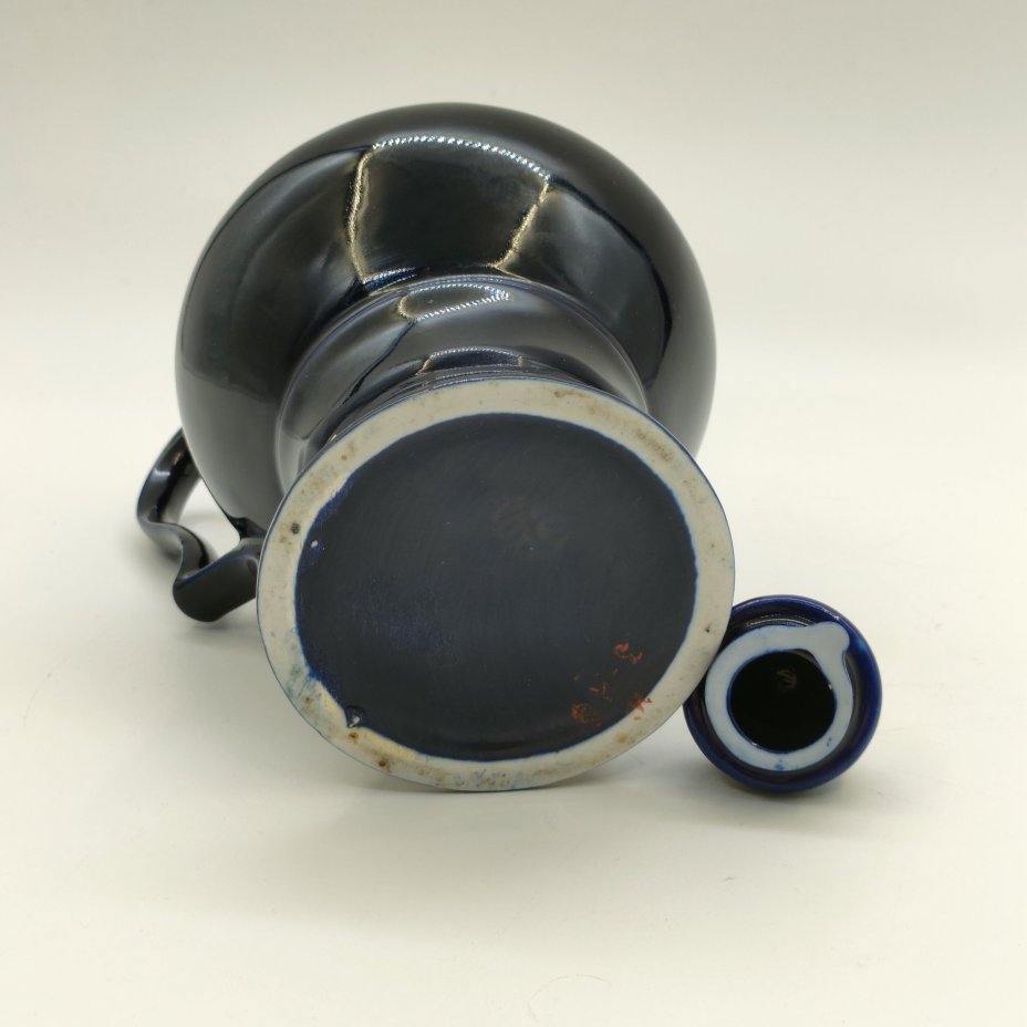 Кувшин декоративный, украшенный орнаментальным декором, фарфор, крытье кобальтом, золочение, Бронницкий завод фарфоровых изделий «Возрождение», СССР, 1980-1990 гг.