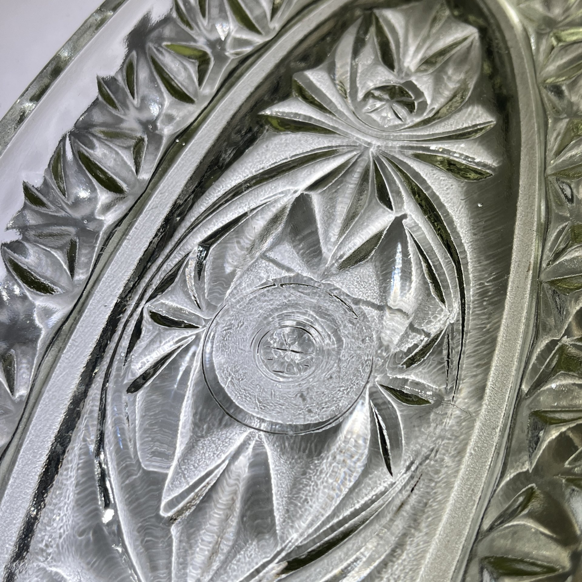 Селедочница овальной формы с геометрическим декором, стекло, пресс, Уршельский стеклозавод имени 10-й годовщины Октября, СССР, 1960-1980 гг.