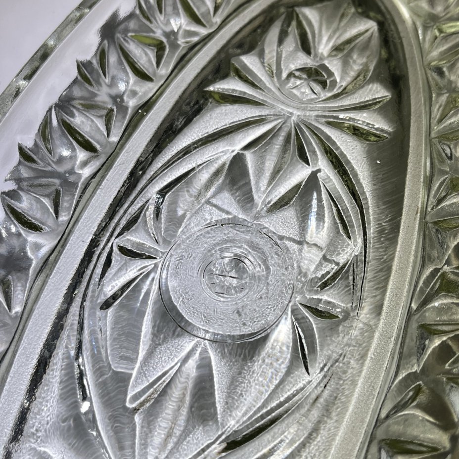 Селедочница овальной формы с геометрическим декором, стекло, пресс, Уршельский стеклозавод имени 10-й годовщины Октября, СССР, 1960-1980 гг.