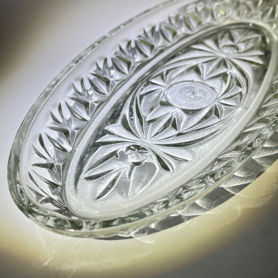 Селедочница овальной формы с геометрическим декором, стекло, пресс, Уршельский стеклозавод имени 10-й годовщины Октября, СССР, 1960-1980 гг.