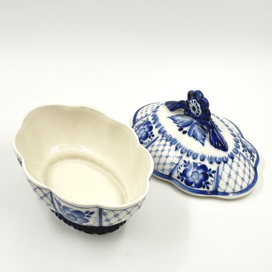 Шкатулка, украшенная цветочным декором, фарфор, роспись, Объединение «Гжель», Объединение «Гжель»