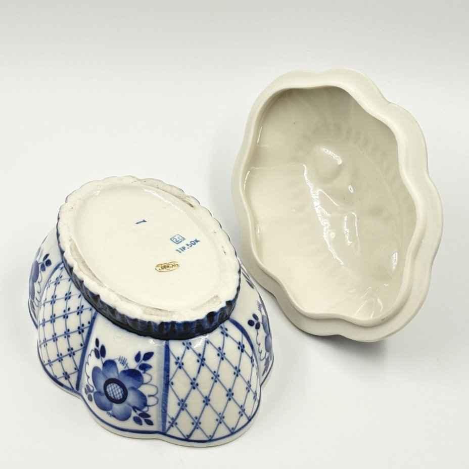 Шкатулка, украшенная цветочным декором, фарфор, роспись, Объединение «Гжель», Объединение «Гжель»