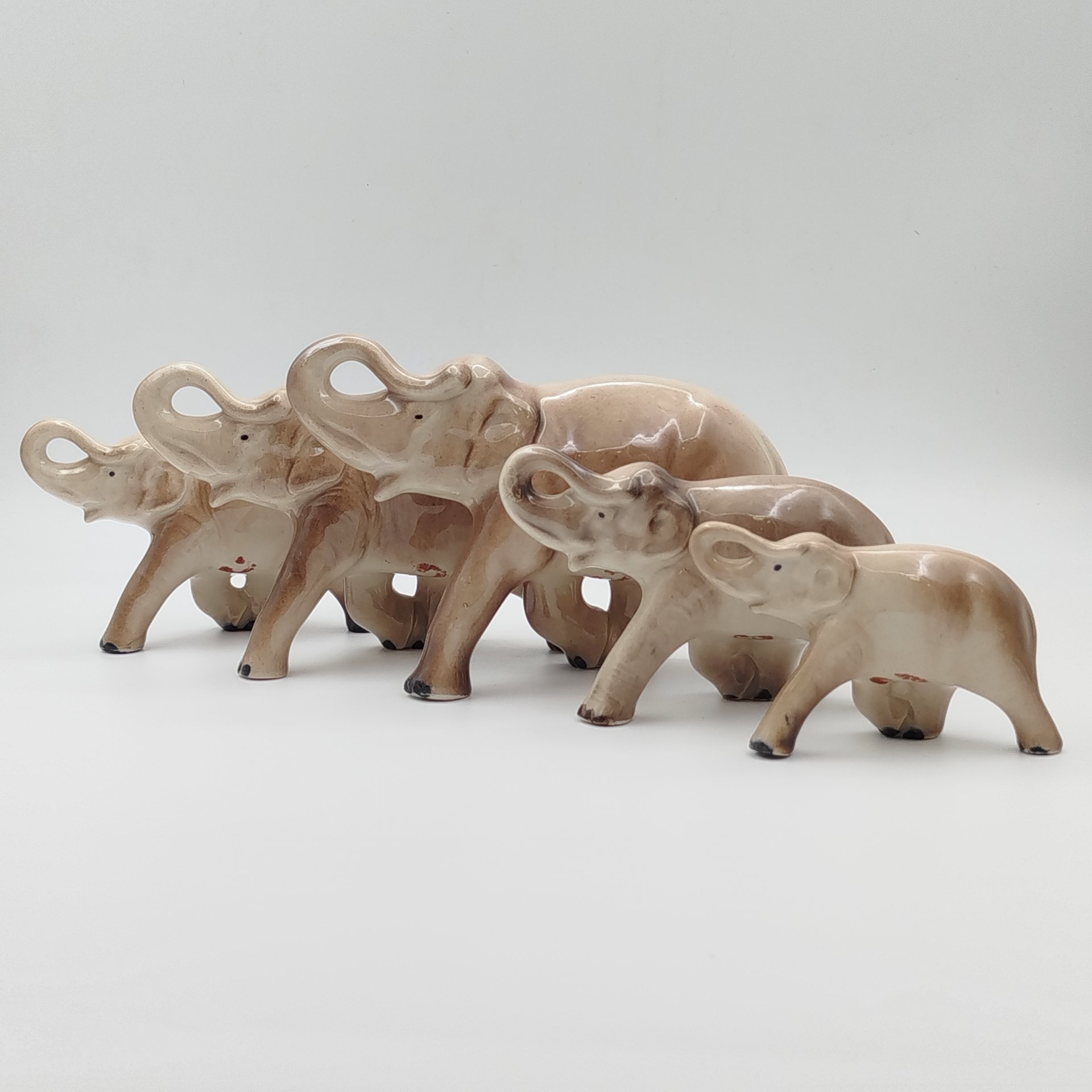 Скульптурная композиция "Пять слонов", фарфор, аэрография, СССР, 1960-1980 гг.