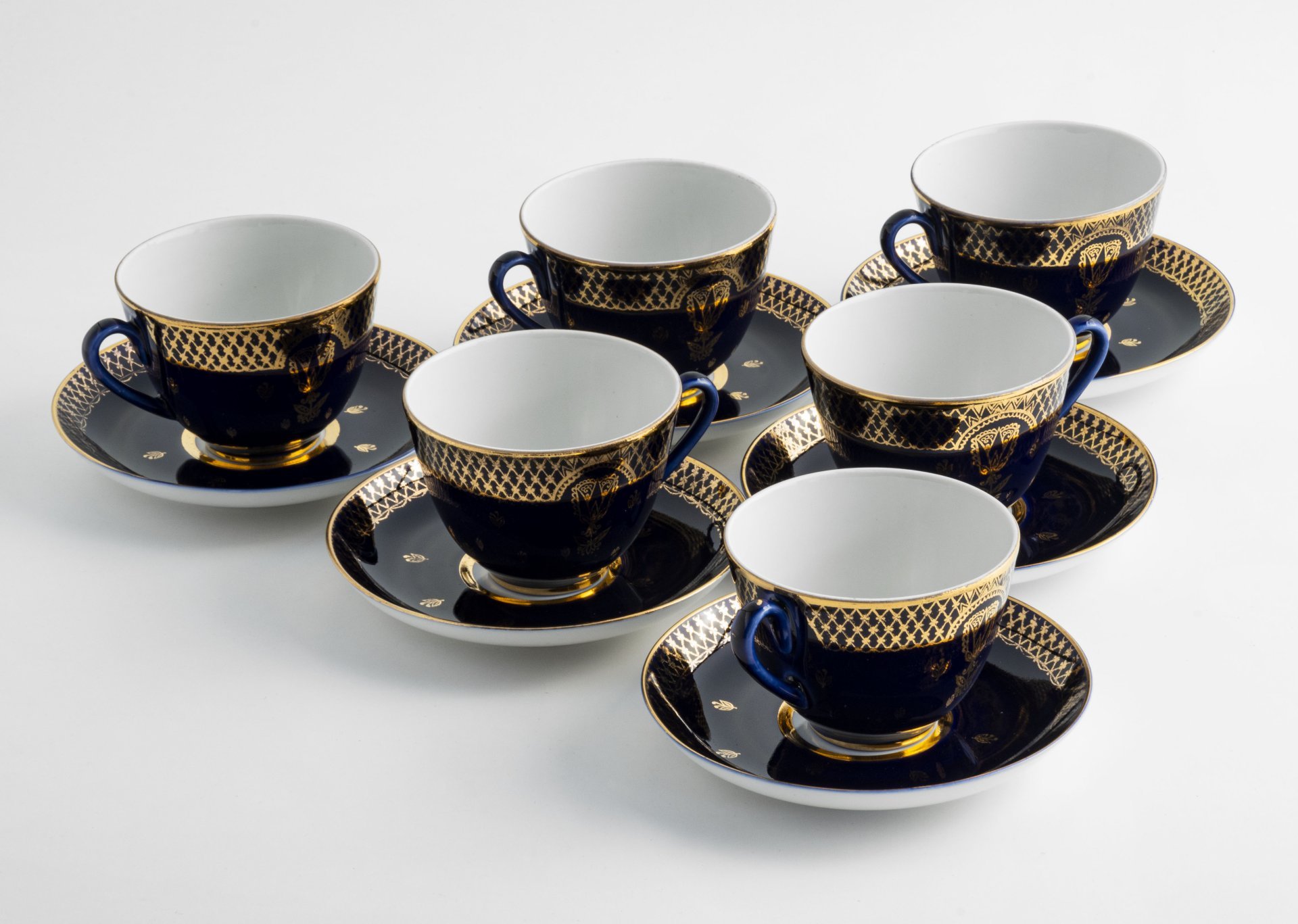Набор из шести чайных пар с золотым кружевным орнаментом и изображением тюльпанов, фарфор, кобальт, золочение, Ленинградский фарфоровый завод (ЛФЗ), СССР, 1970-1991 гг.