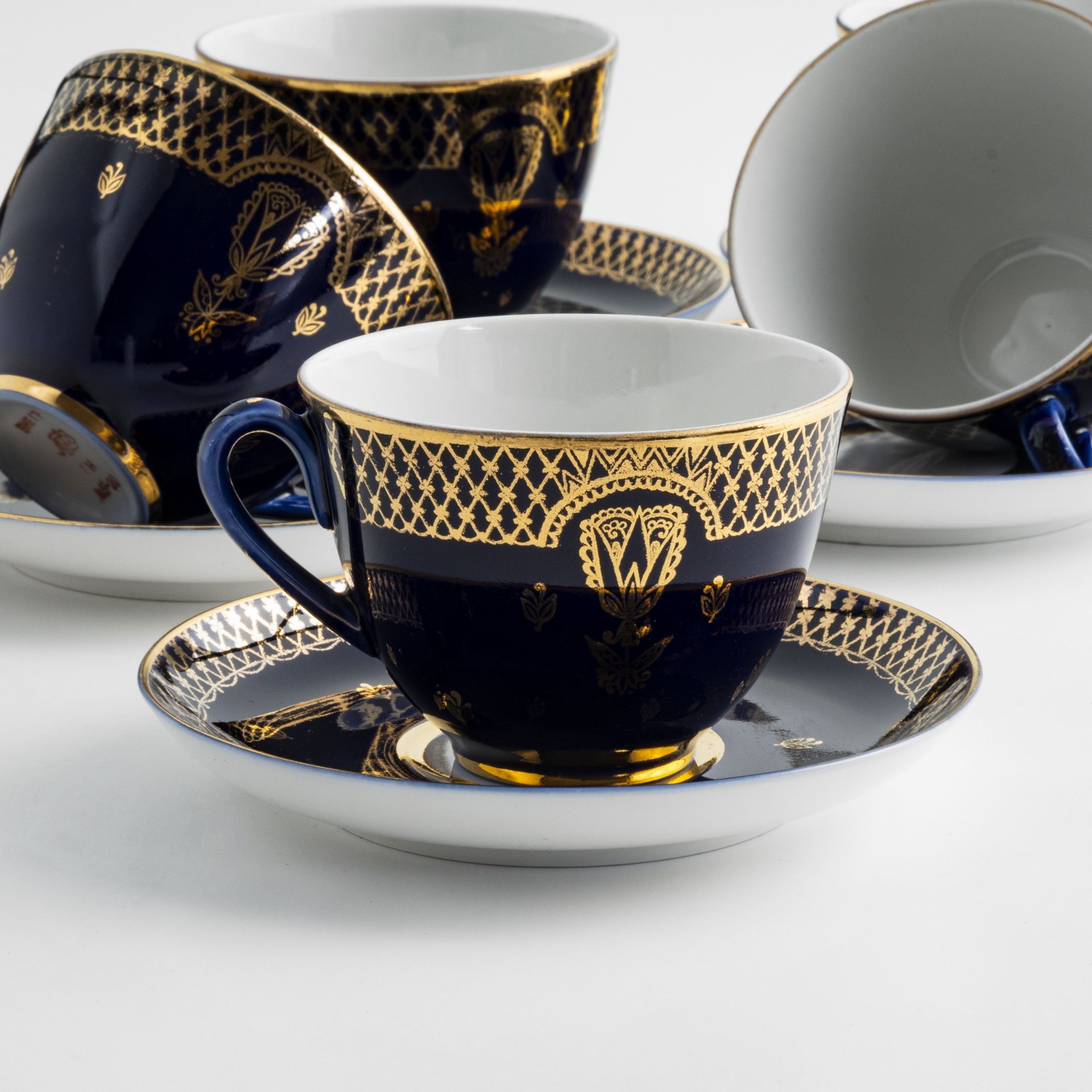 Набор из шести чайных пар с золотым кружевным орнаментом и изображением тюльпанов, фарфор, кобальт, золочение, Ленинградский фарфоровый завод (ЛФЗ), СССР, 1970-1991 гг.