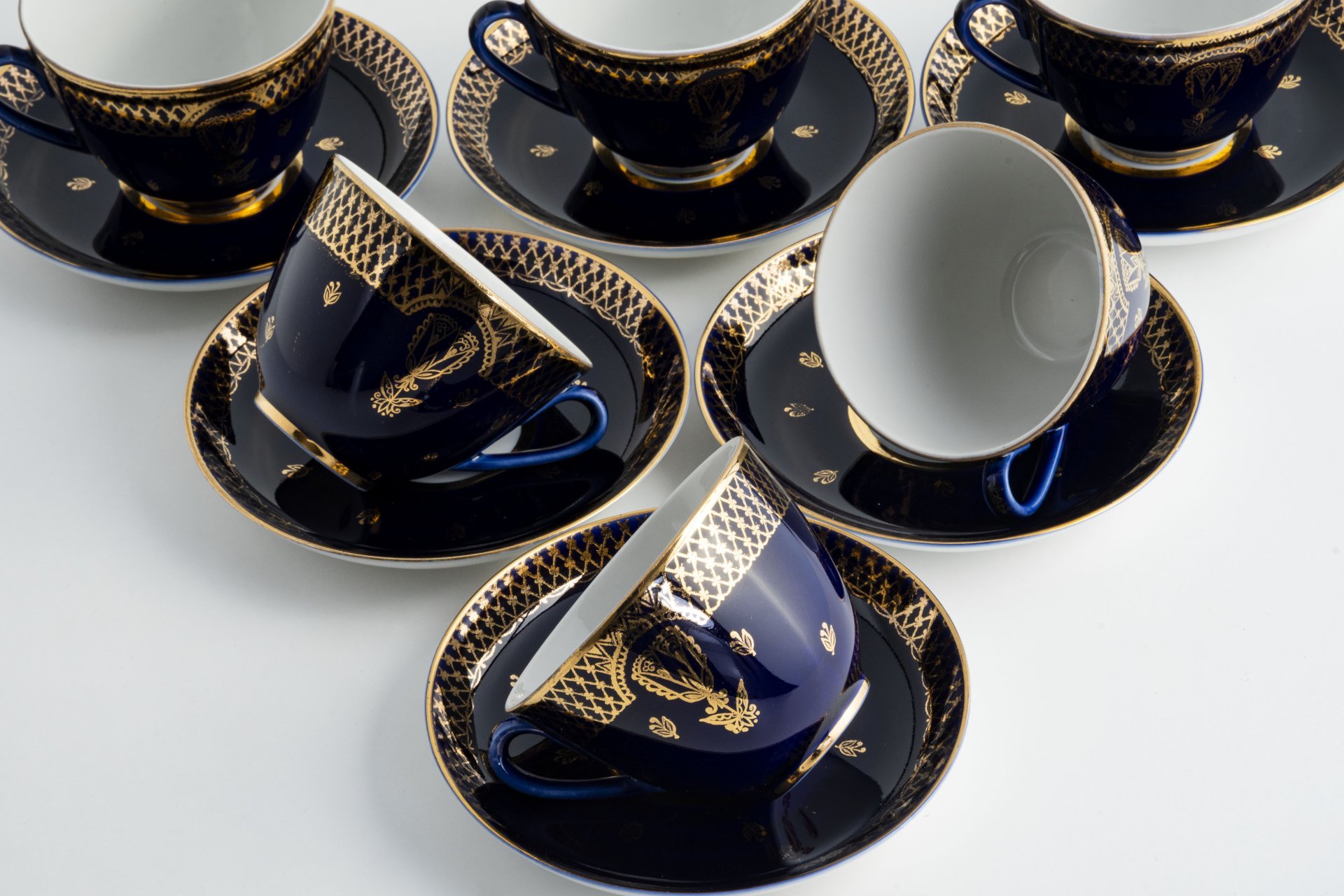 Набор из шести чайных пар с золотым кружевным орнаментом и изображением тюльпанов, фарфор, кобальт, золочение, Ленинградский фарфоровый завод (ЛФЗ), СССР, 1970-1991 гг.