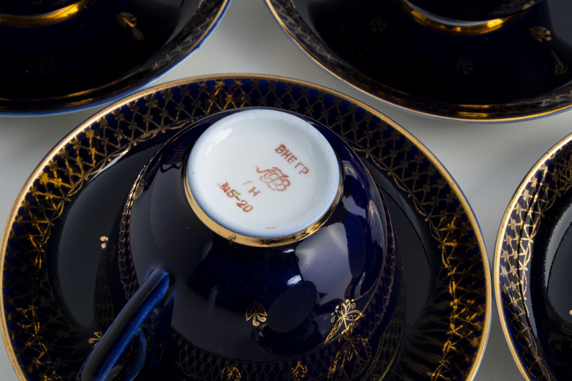 Набор из шести чайных пар с золотым кружевным орнаментом и изображением тюльпанов, фарфор, кобальт, золочение, Ленинградский фарфоровый завод (ЛФЗ), СССР, 1970-1991 гг.