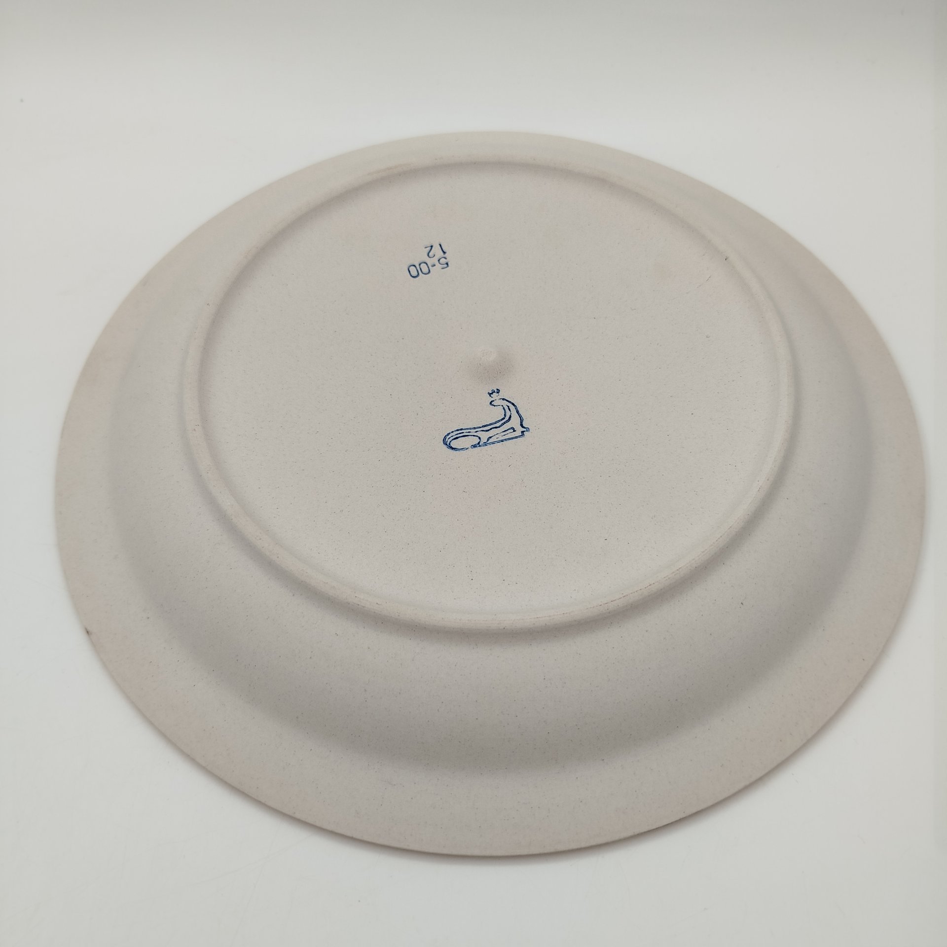 Тарелка декоративная "50 лет Уральскому вагоностроительному заводу имени Ф. Э. Дзержинского", фарфор, бисквит, рельеф, Богдановичский фарфоровый завод, СССР, 1986 г.