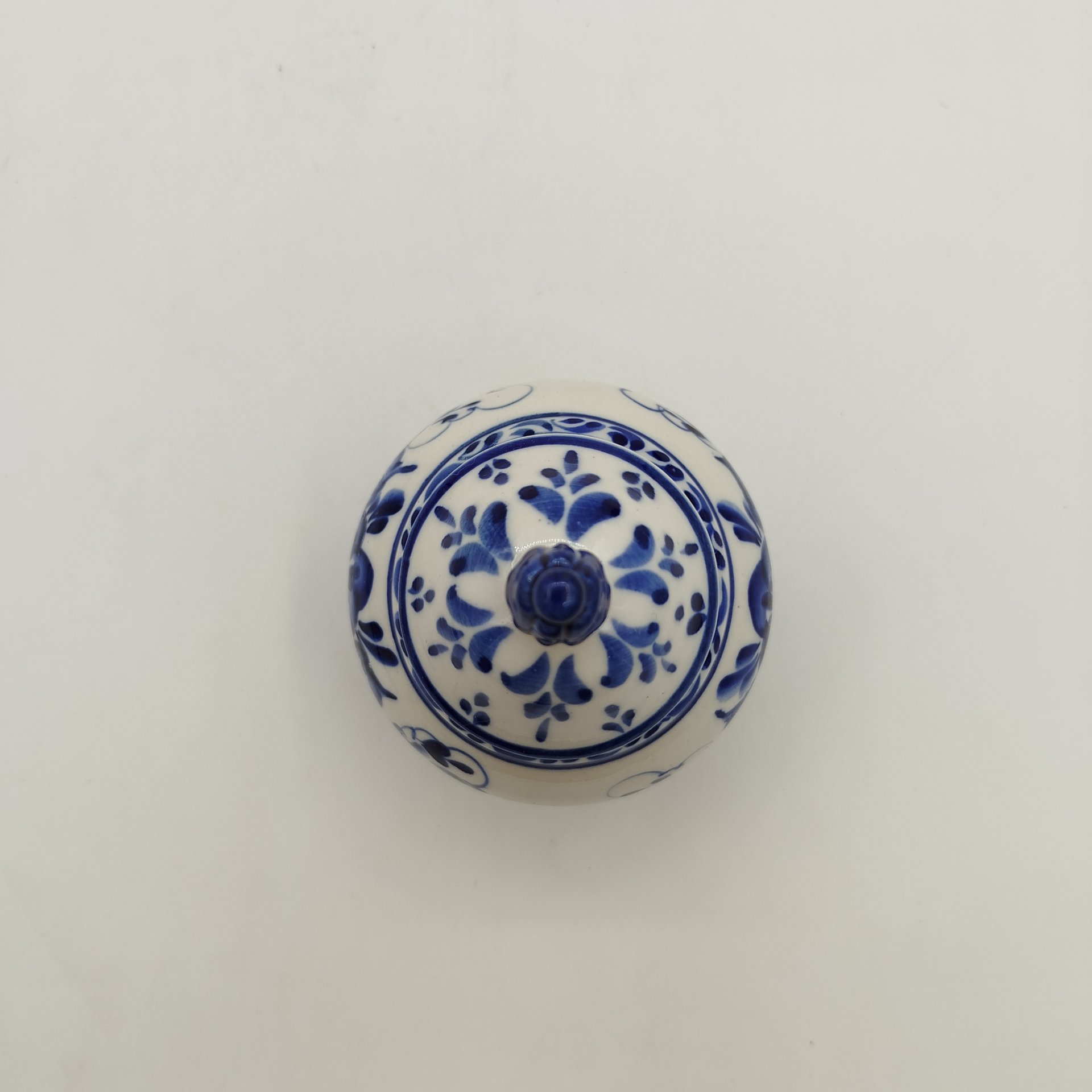 Чайница с растительным декором, Гжель, фарфор, роспись, Россия, 1991-2010 гг.