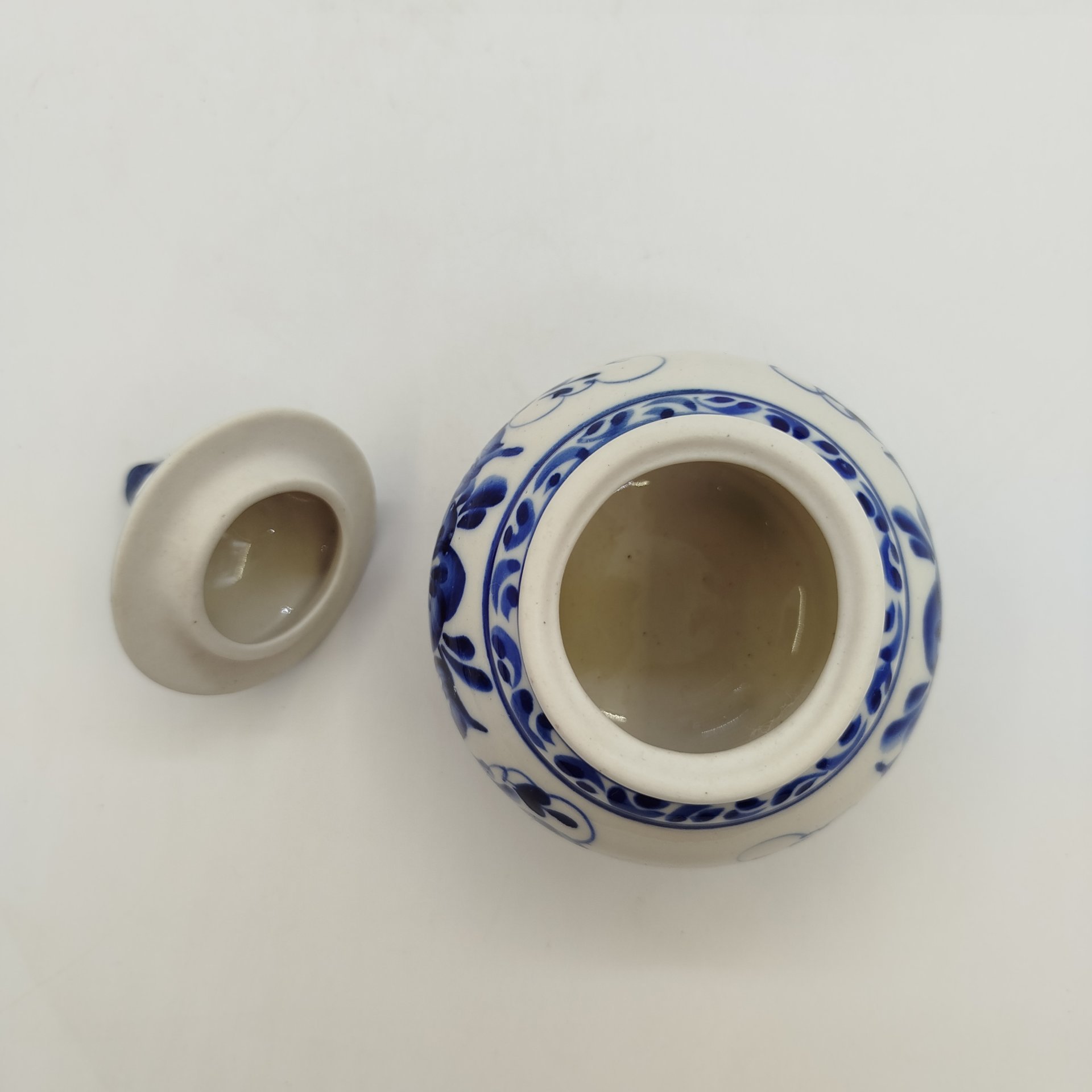 Чайница с растительным декором, Гжель, фарфор, роспись, Россия, 1991-2010 гг.