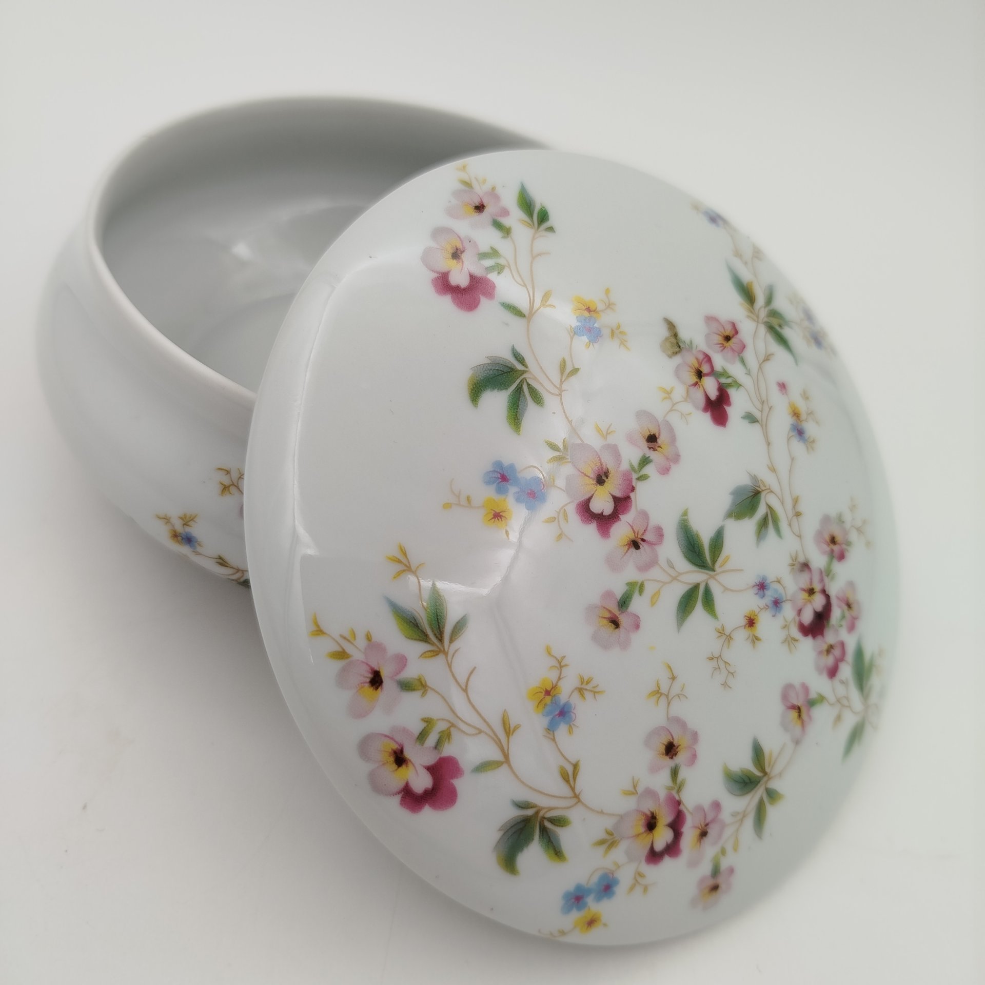 Бонбоньерка округлой формы с цветочным декором,  Decors de Paris manufacture d articles cadeaux porcelaine