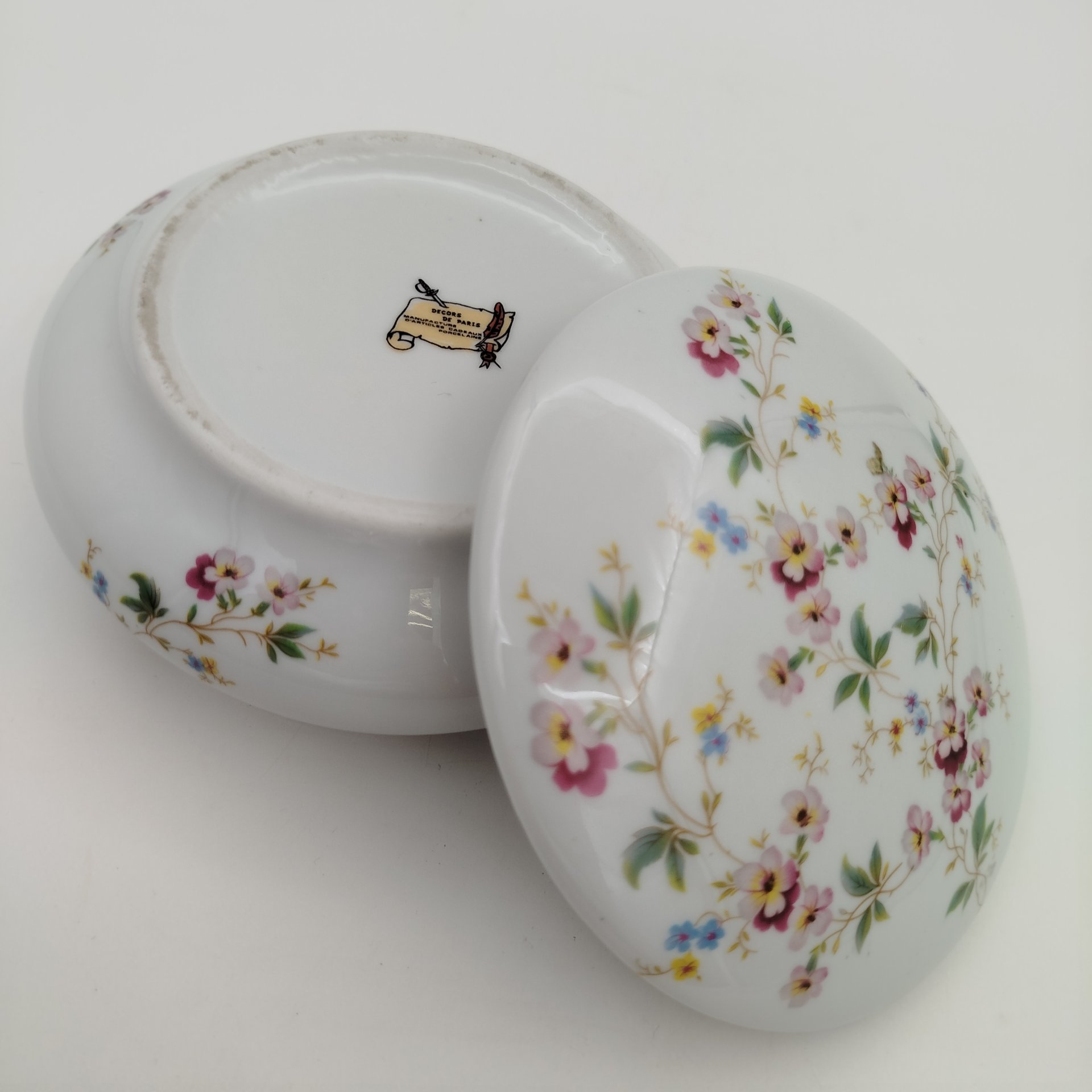 Бонбоньерка округлой формы с цветочным декором,  Decors de Paris manufacture d articles cadeaux porcelaine