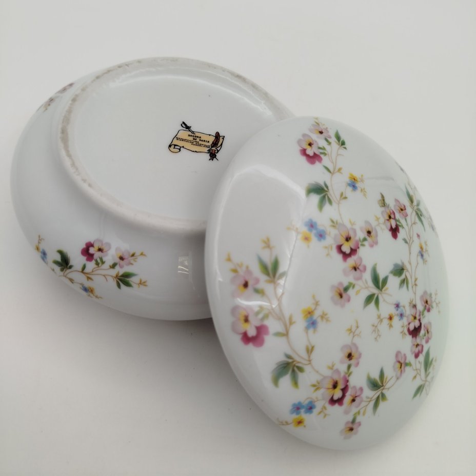Бонбоньерка округлой формы с цветочным декором,  Decors de Paris manufacture d articles cadeaux porcelaine