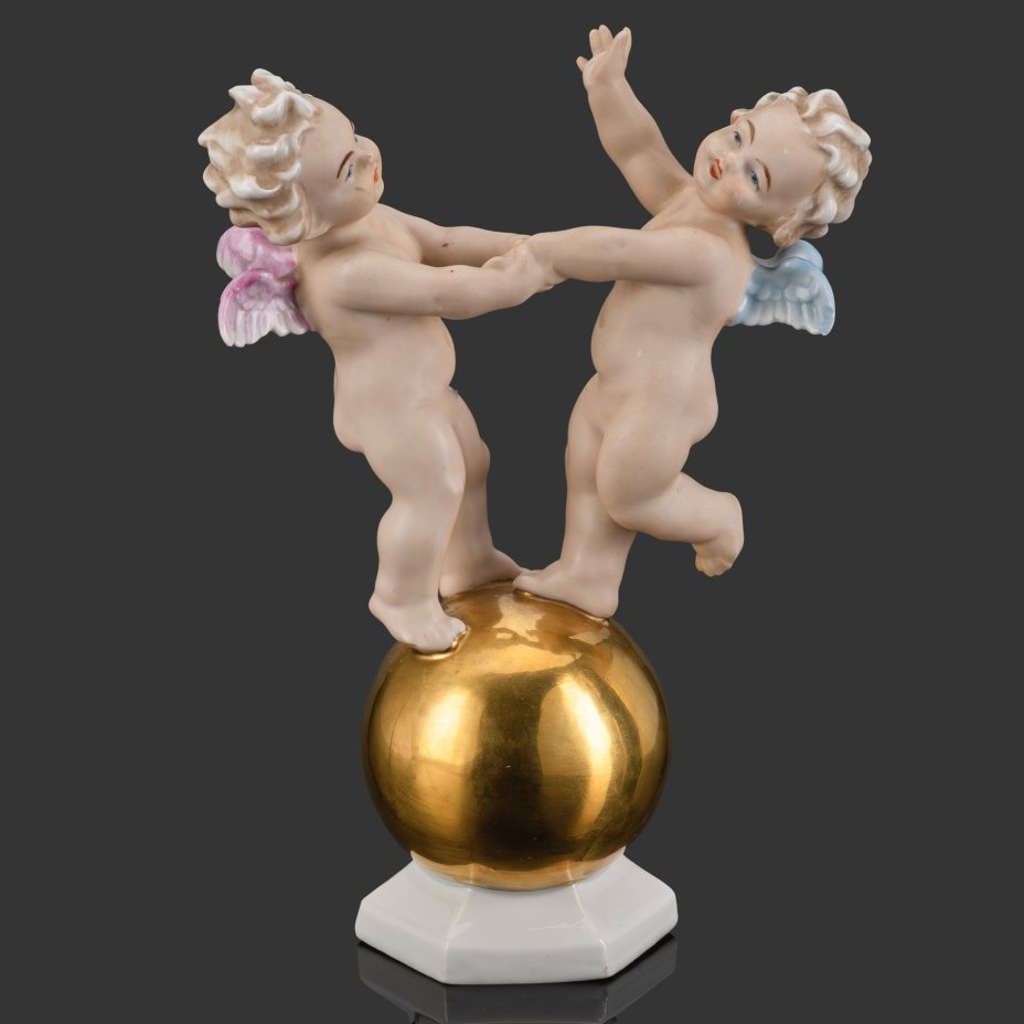 Статуэтка "Путти на шаре", фарфор, роспись, золочение, Carl Scheidig, Gräfenthal, Германия, 1935-1972 гг.