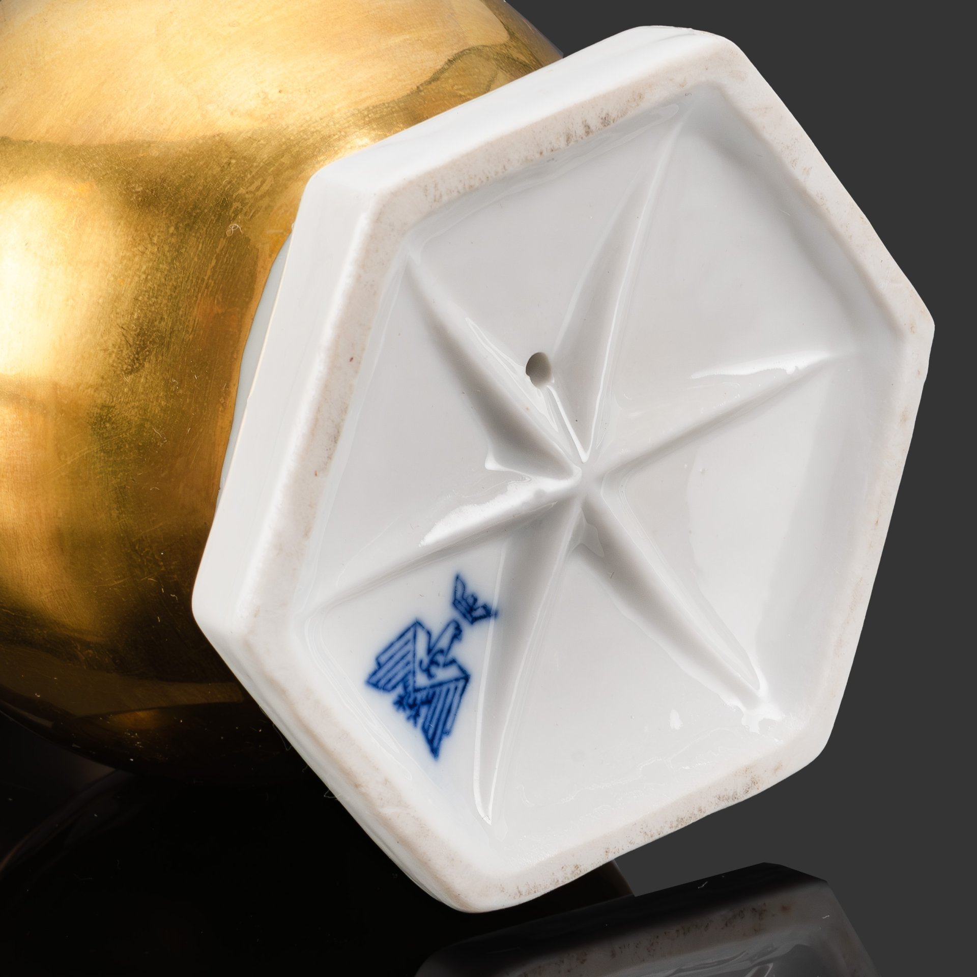 Статуэтка "Путти на шаре", фарфор, роспись, золочение, Carl Scheidig, Gräfenthal, Германия, 1935-1972 гг.