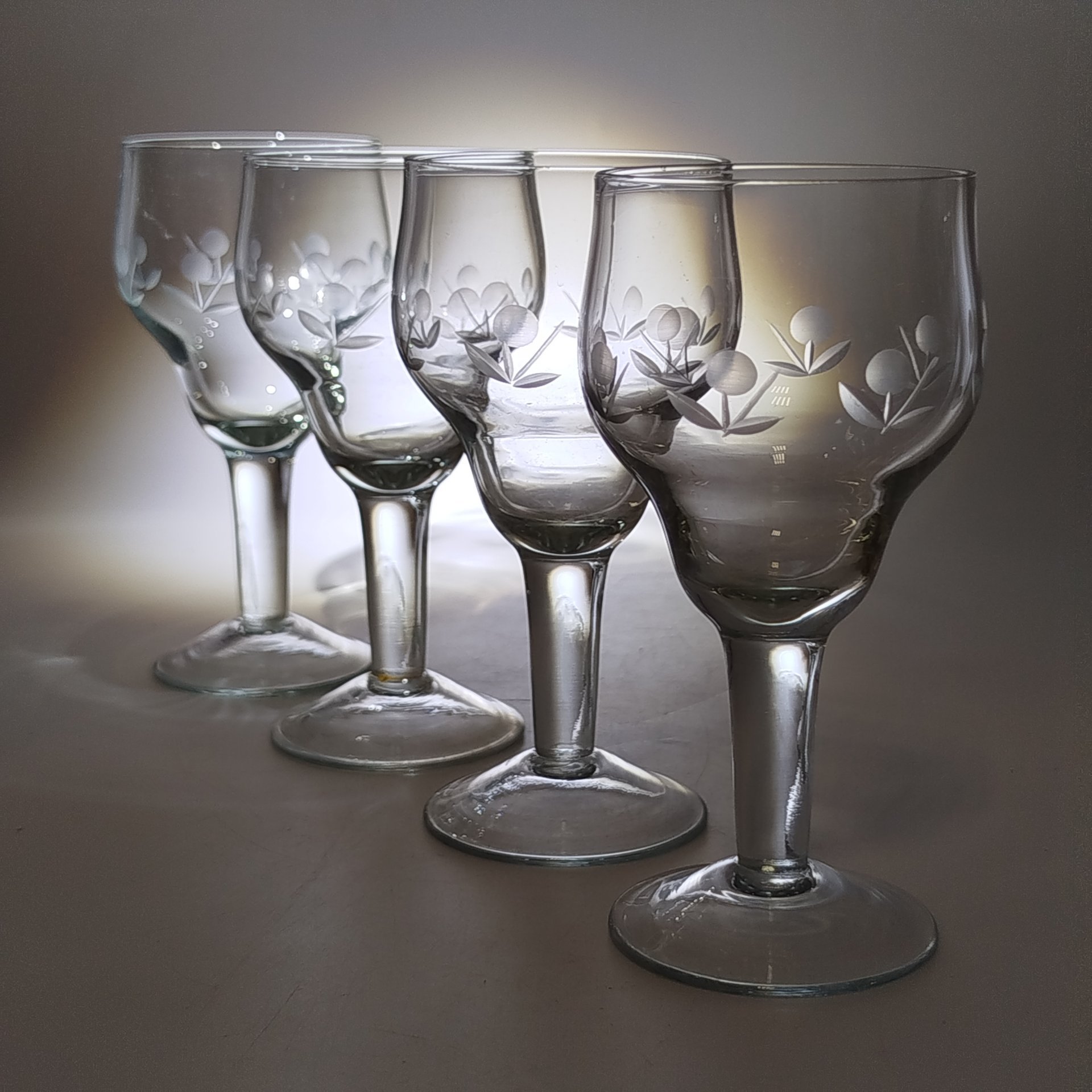 Рюмки на четыре персоны, декорированные по тулову флористическим рисунком