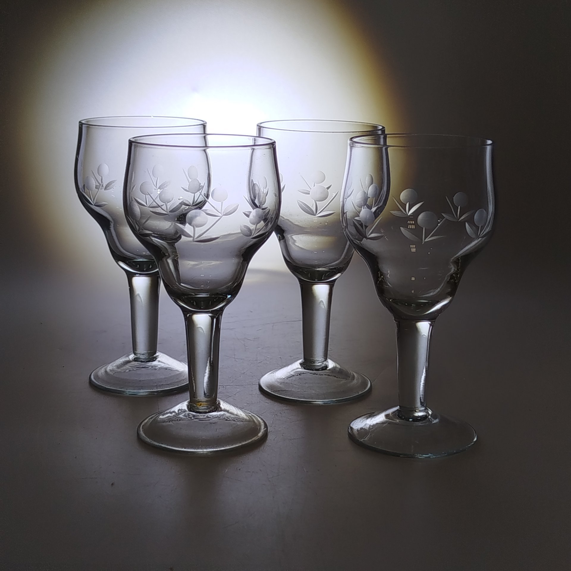 Рюмки на четыре персоны, декорированные по тулову флористическим рисунком