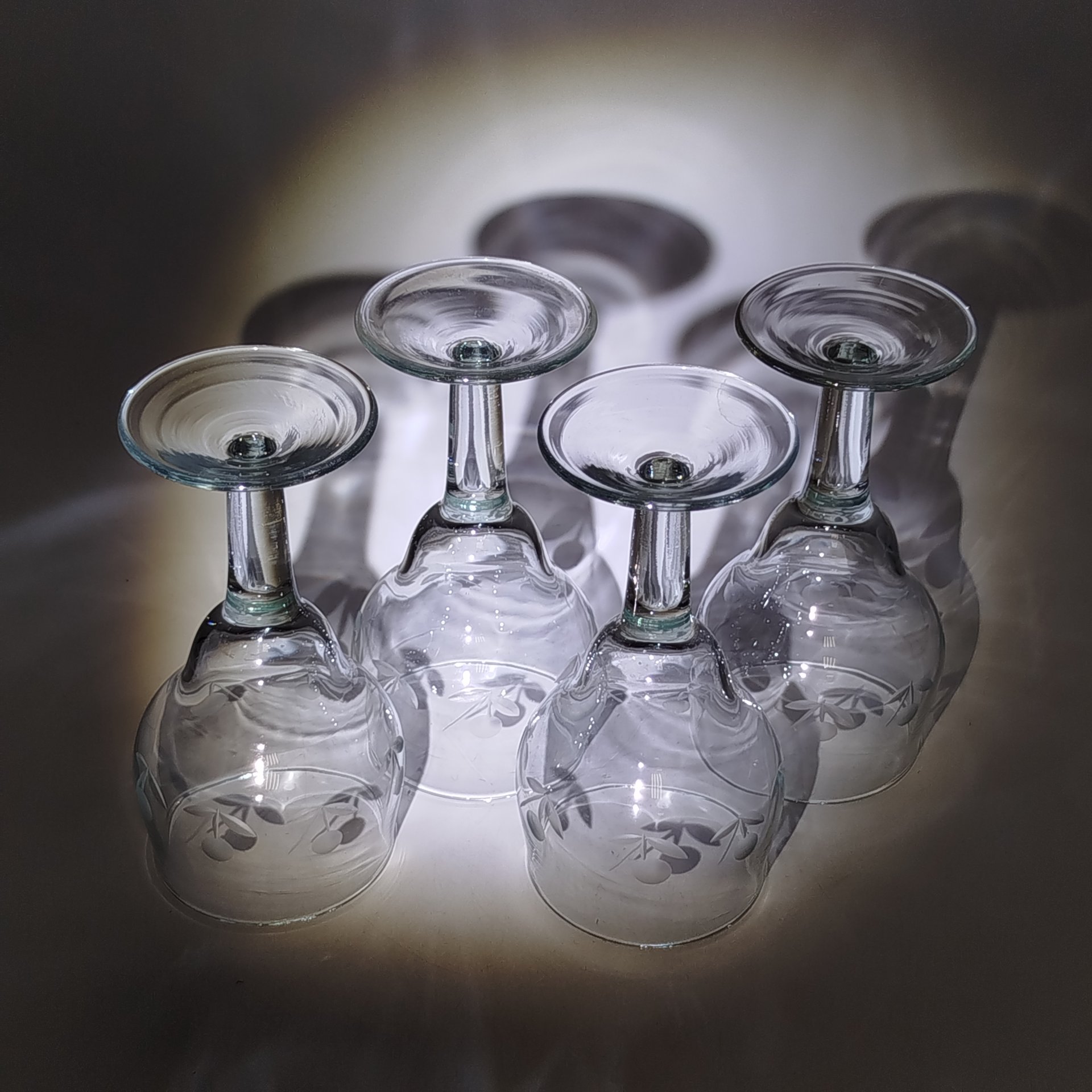 Рюмки на четыре персоны, декорированные по тулову флористическим рисунком