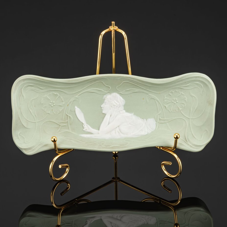 Подставка в стиле модерн для хранения дамских принадлежностей с изображением девушки с зеркалом