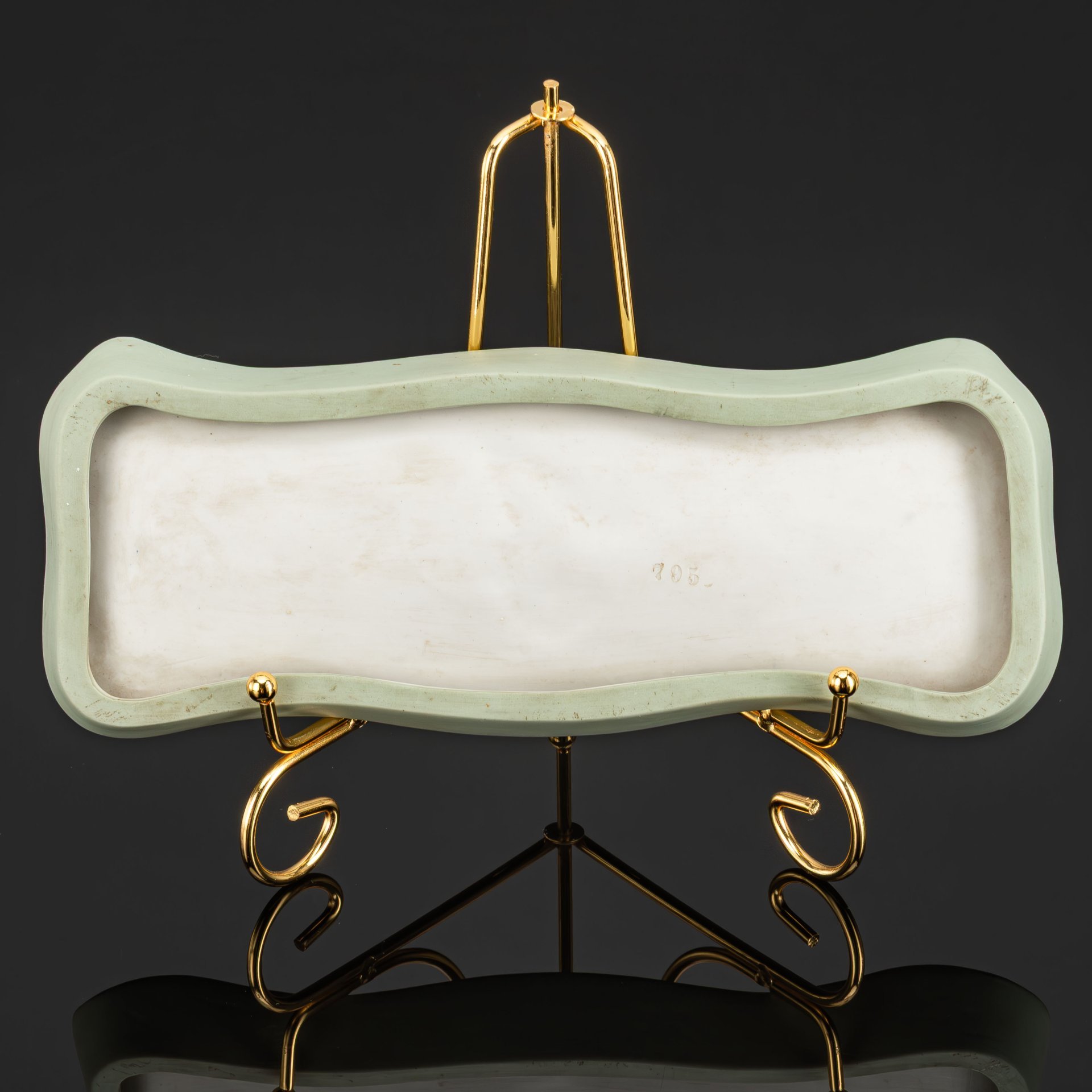 Подставка в стиле модерн для хранения дамских принадлежностей с изображением девушки с зеркалом