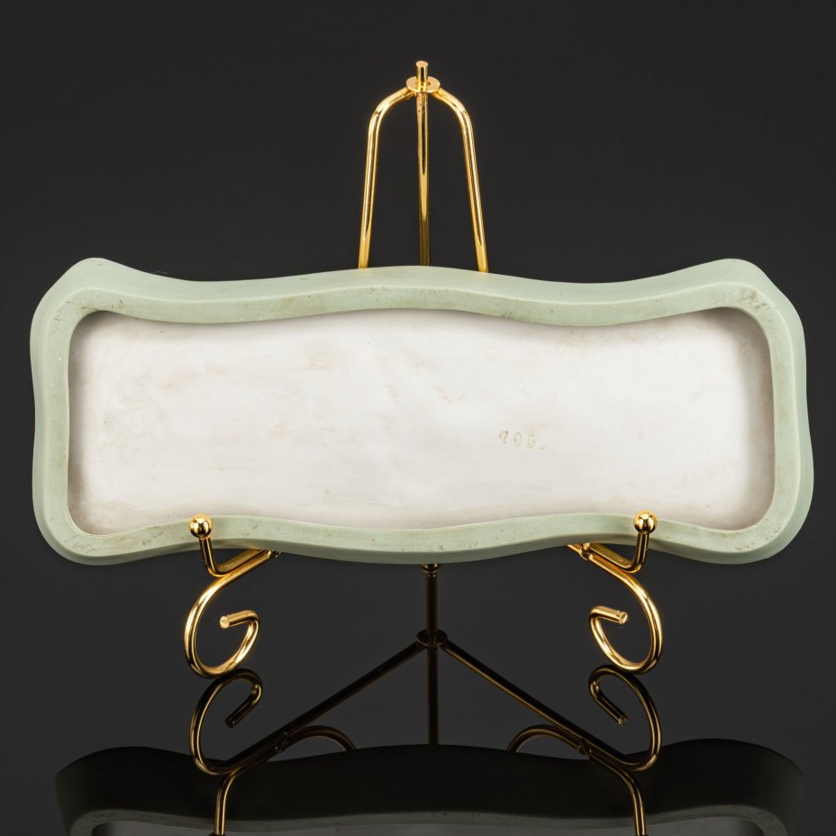 Подставка в стиле модерн для хранения дамских принадлежностей с изображением девушки с зеркалом