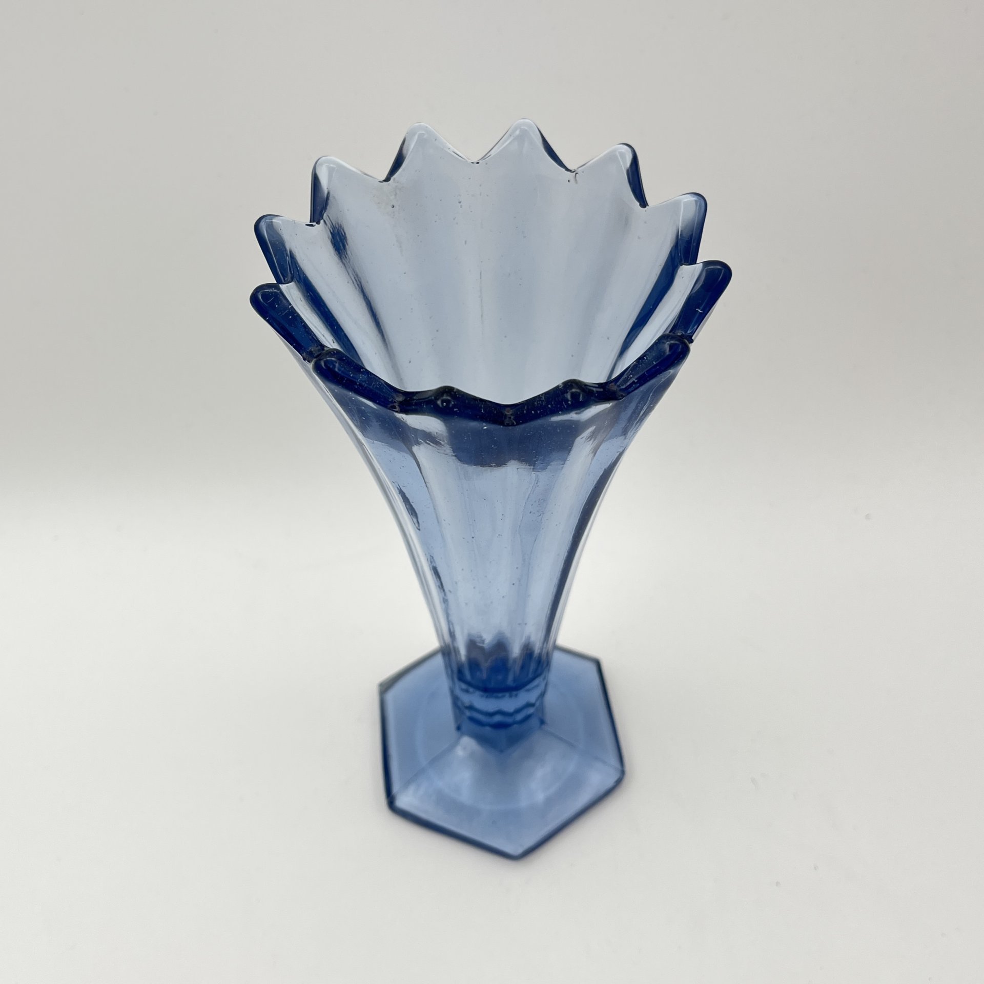 Ваза для цветов голубого оттенка, стекло, пресс, Стеклозавод «Неман», СССР, 1970-1990 гг.