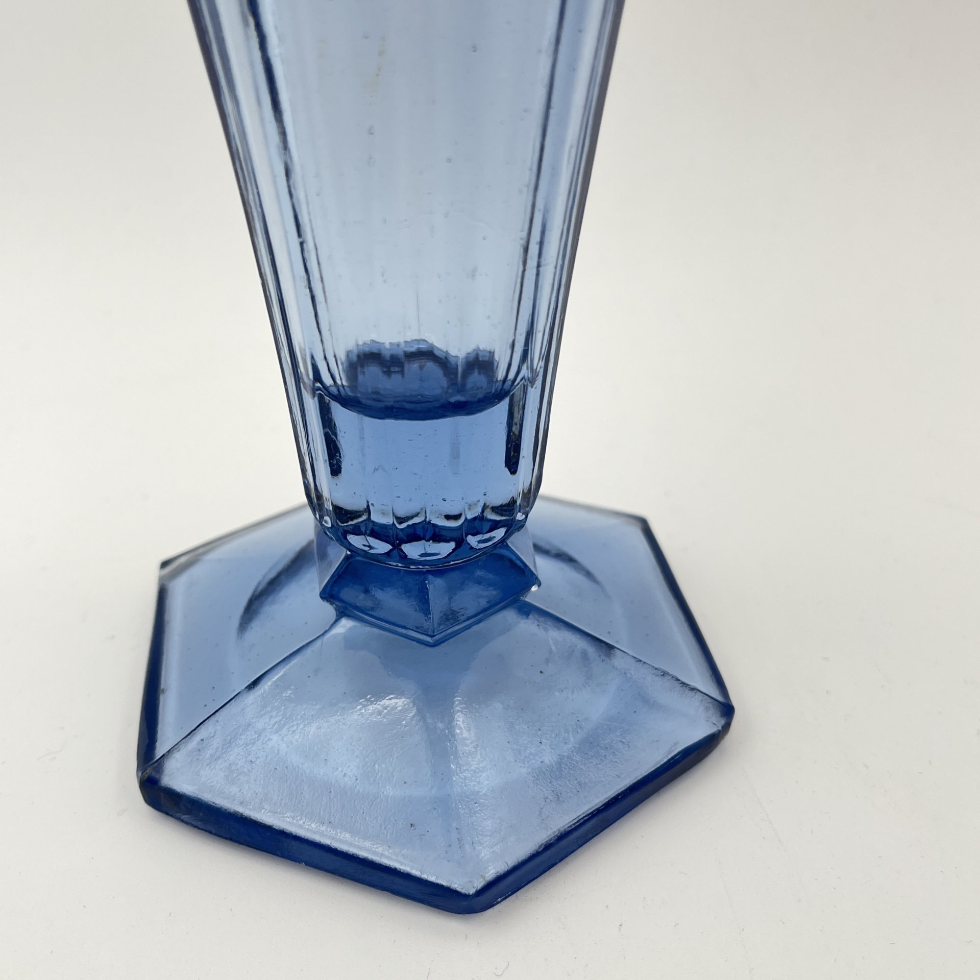 Ваза для цветов голубого оттенка, стекло, пресс, Стеклозавод «Неман», СССР, 1970-1990 гг.