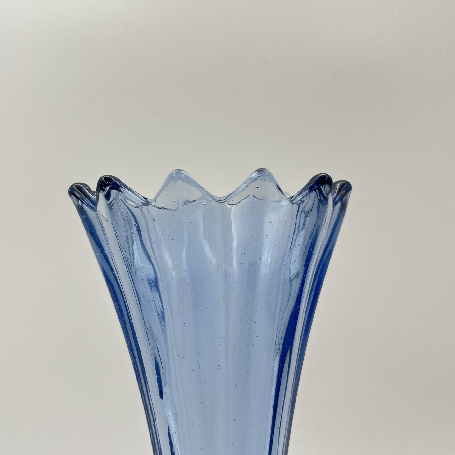 Ваза для цветов голубого оттенка, стекло, пресс, Стеклозавод «Неман», СССР, 1970-1990 гг.