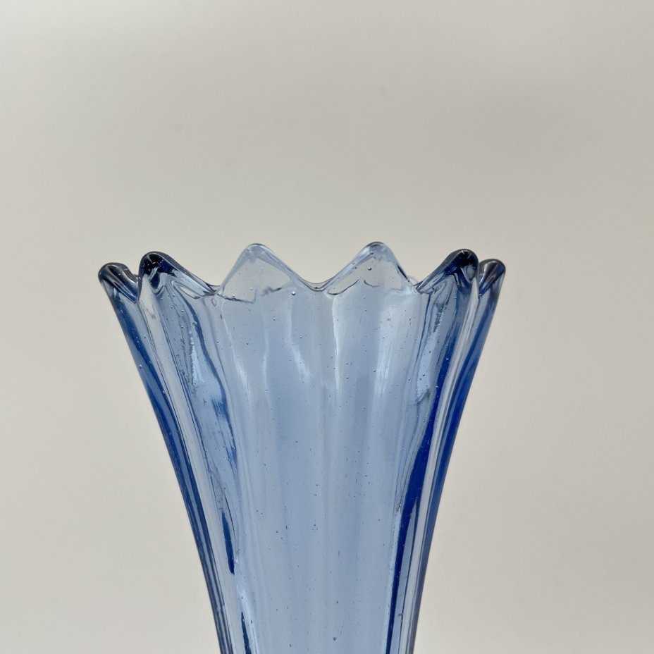 Ваза для цветов голубого оттенка, стекло, пресс, Стеклозавод «Неман», СССР, 1970-1990 гг.