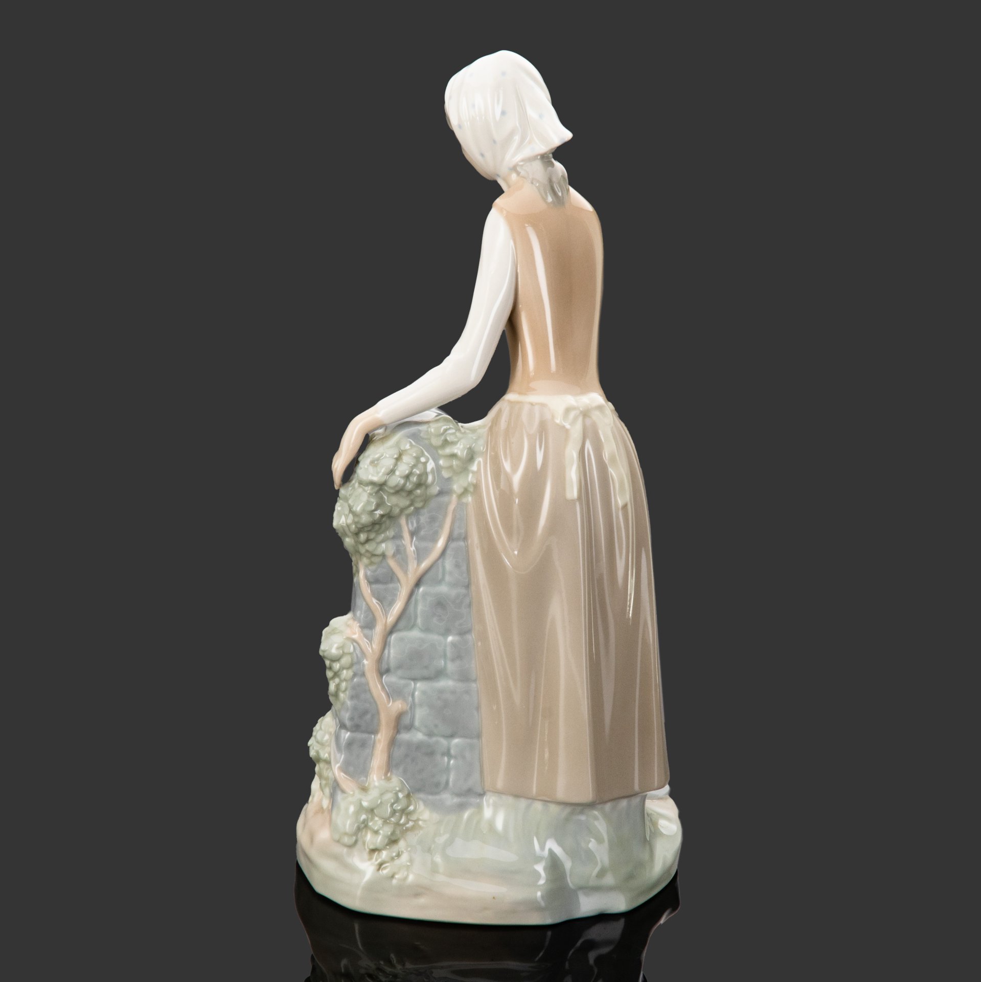 Статуэтка "Девушка у фонтана", скульптор Vicente Martinez, фарфор, роспись, NAO Porcelain, NAO Porcelain
