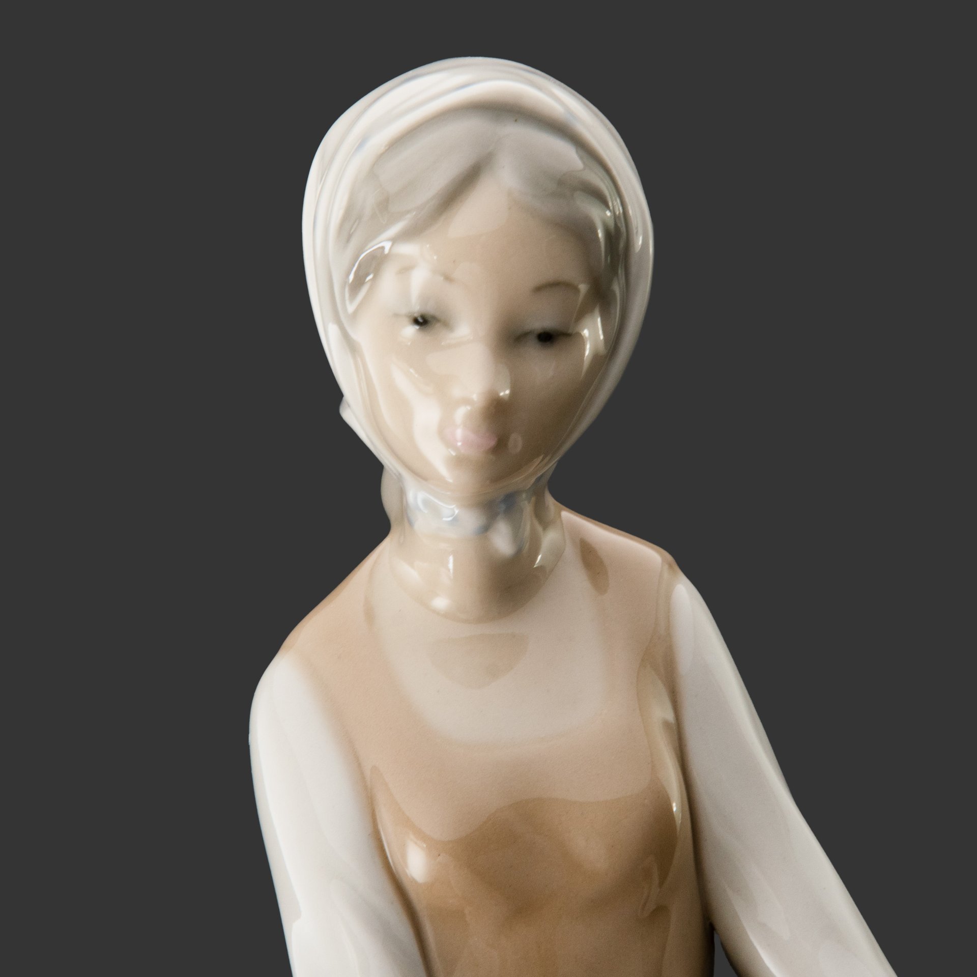 Статуэтка "Девушка у фонтана", скульптор Vicente Martinez, фарфор, роспись, NAO Porcelain, NAO Porcelain