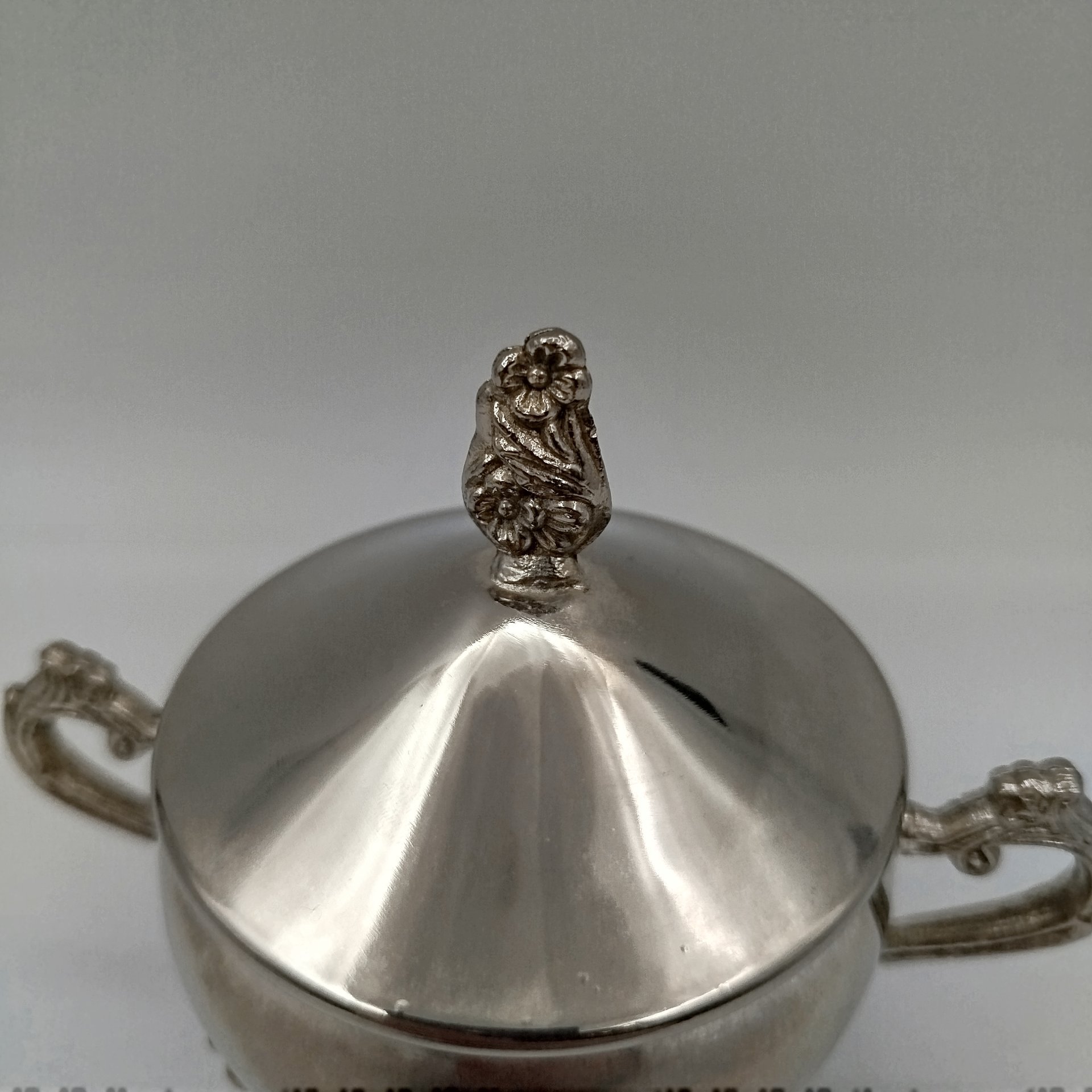 Сахарница округлой формы на фигурных ножках, металл, Европа, 1970-1990 гг.