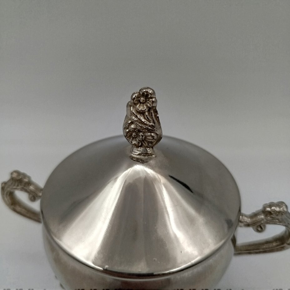 Сахарница округлой формы на фигурных ножках