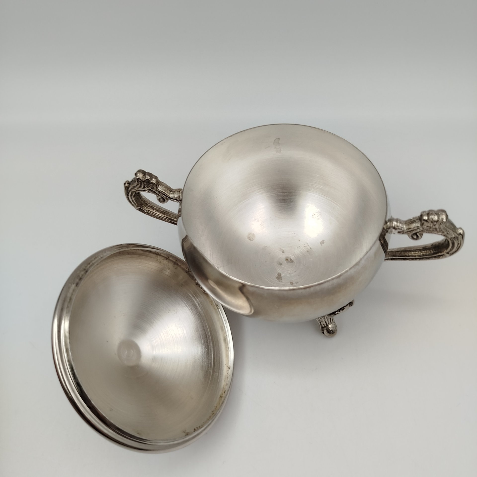 Сахарница округлой формы на фигурных ножках, металл, Европа, 1970-1990 гг.