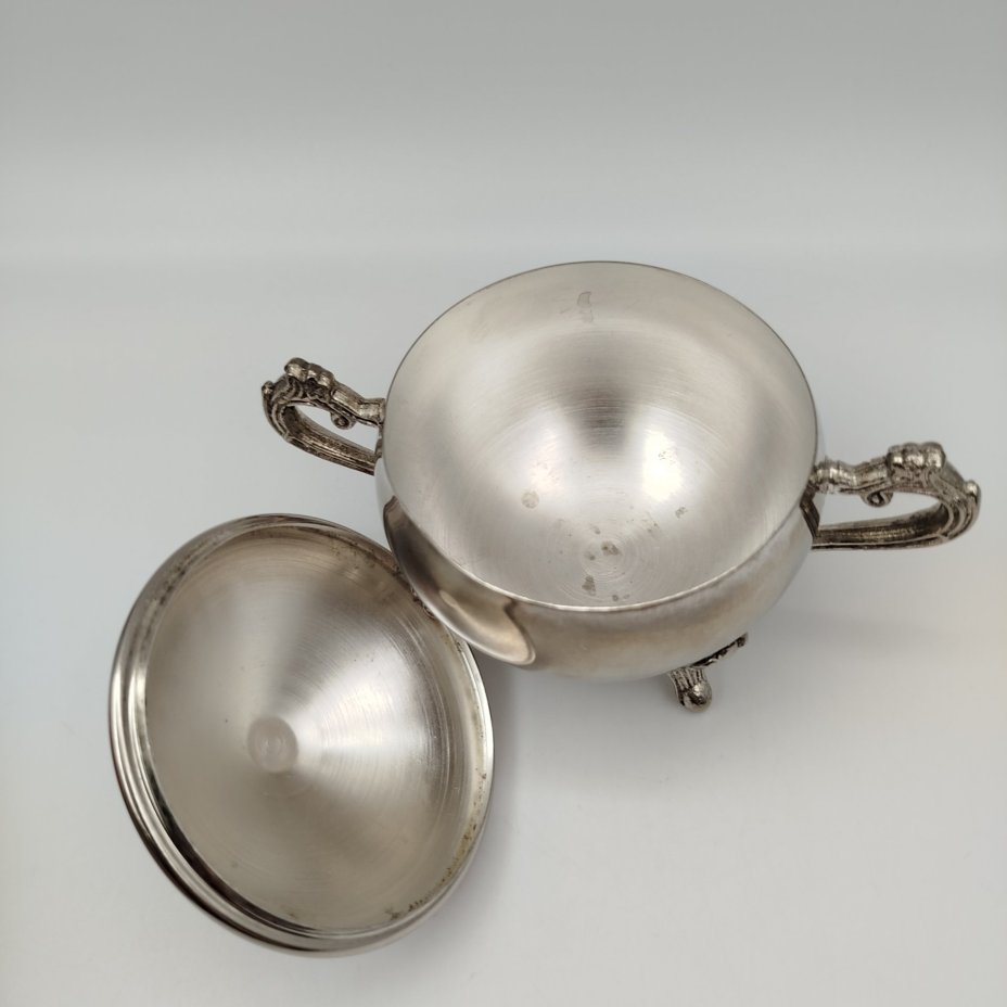 Сахарница округлой формы на фигурных ножках