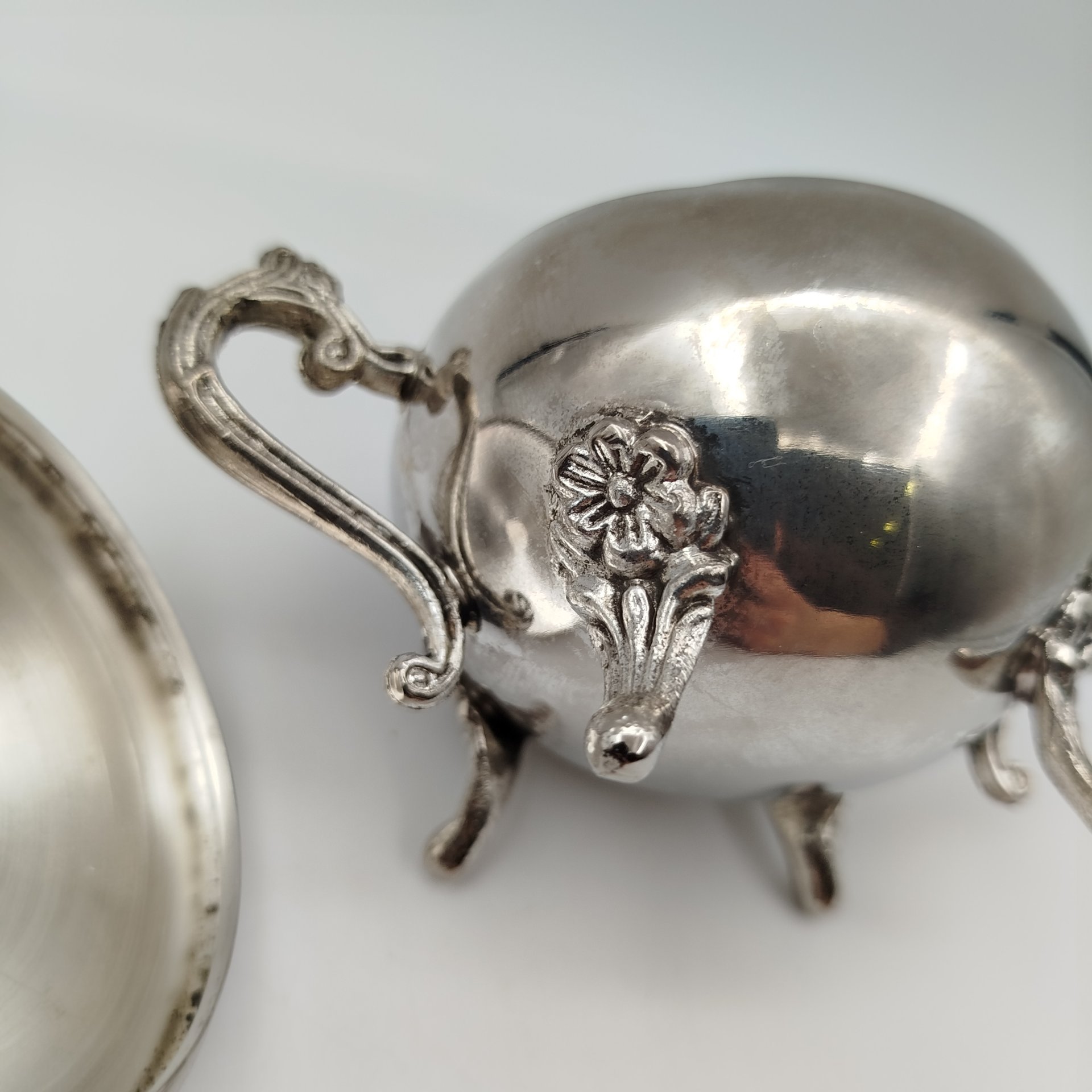 Сахарница округлой формы на фигурных ножках, металл, Европа, 1970-1990 гг.