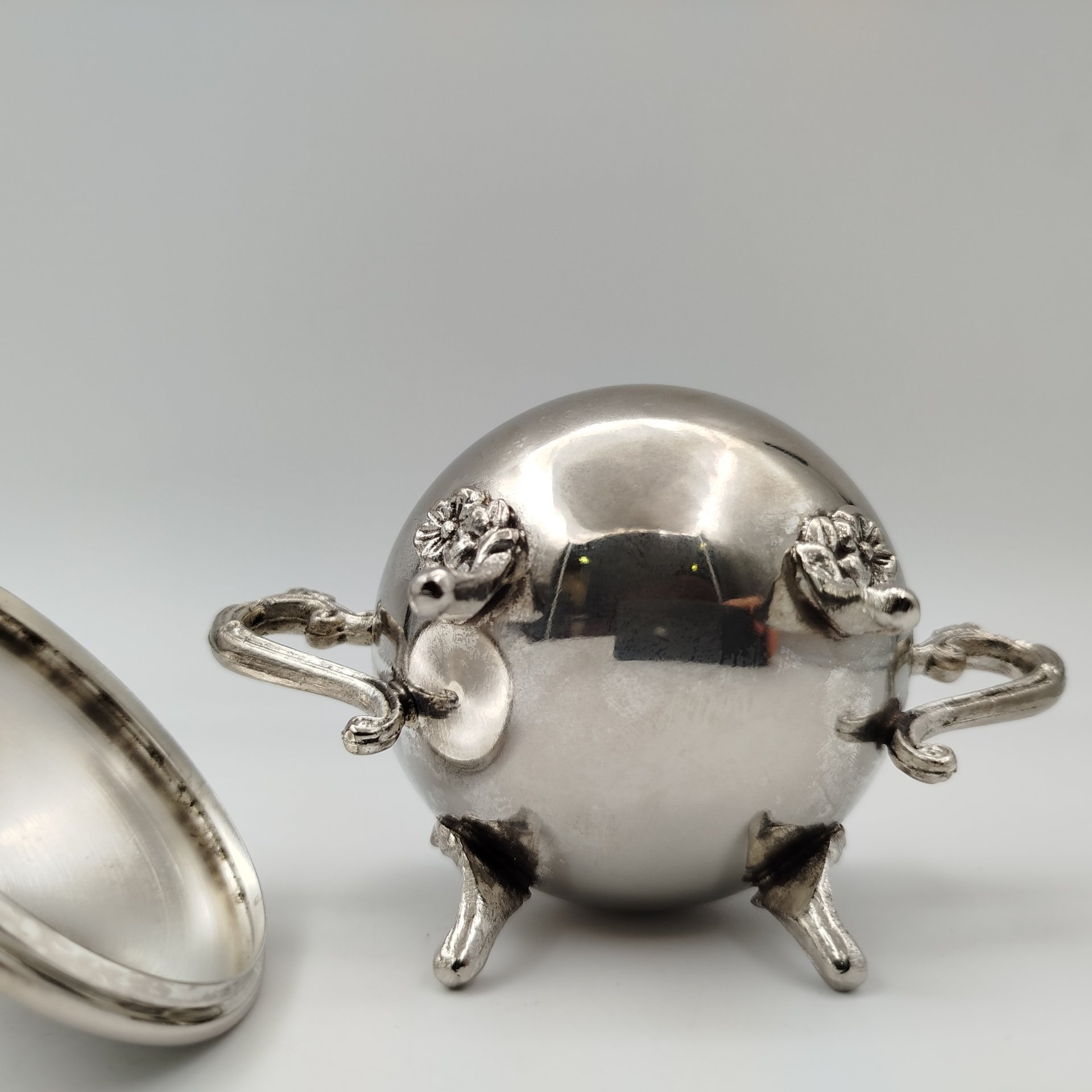 Сахарница округлой формы на фигурных ножках, металл, Европа, 1970-1990 гг.