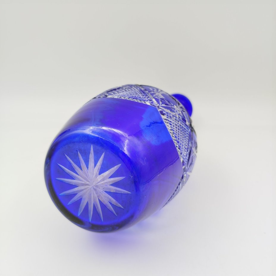 Штоф кобальтового оттенка с рельефным резным декором