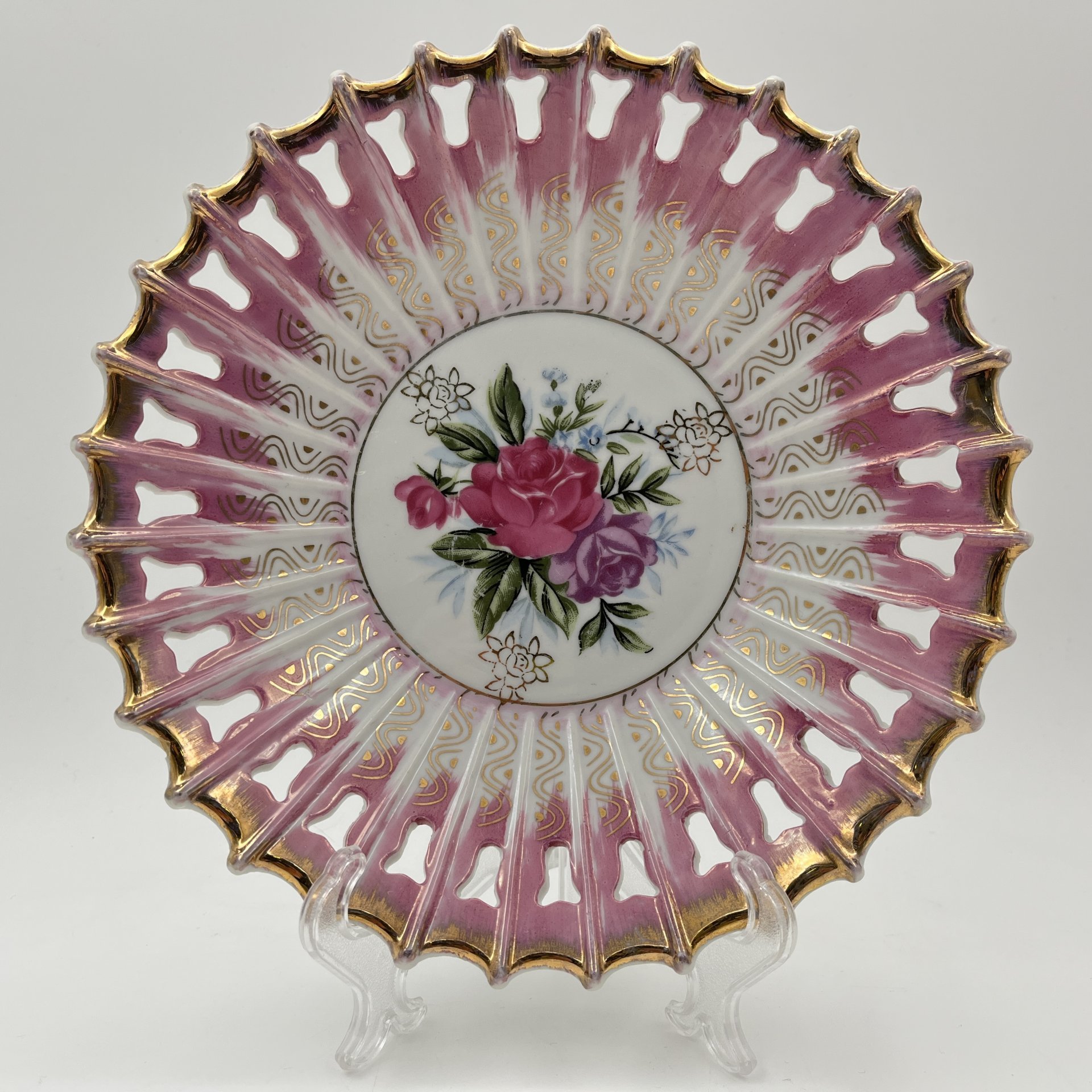 Конфетница (сухарница) с прорезным бортом, украшенная цветочным декором, фарфор, деколь, золочение, Западная Европа, 1940-1960 гг.