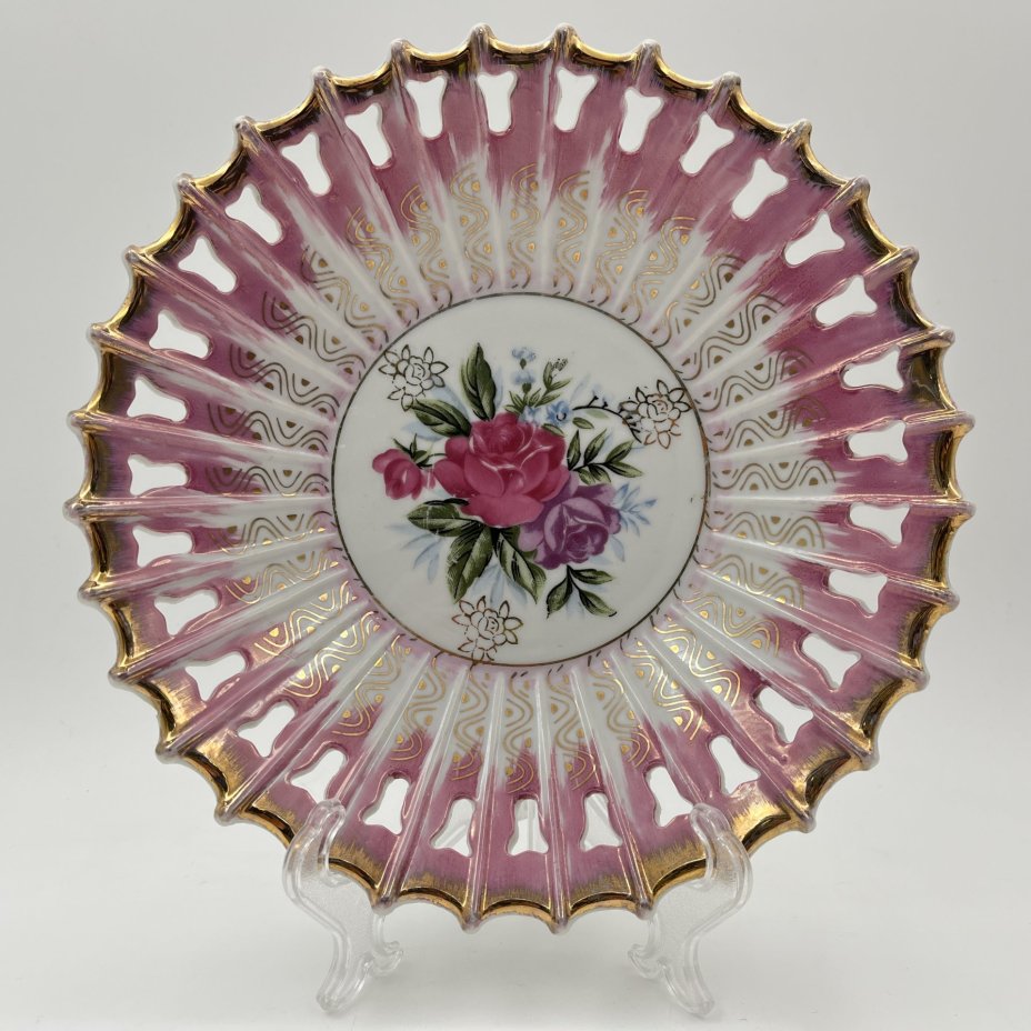Конфетница (сухарница) с прорезным бортом, украшенная цветочным декором, фарфор, деколь, золочение, Западная Европа, 1940-1960 гг.