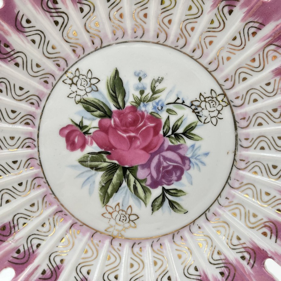 Конфетница (сухарница) с прорезным бортом, украшенная цветочным декором