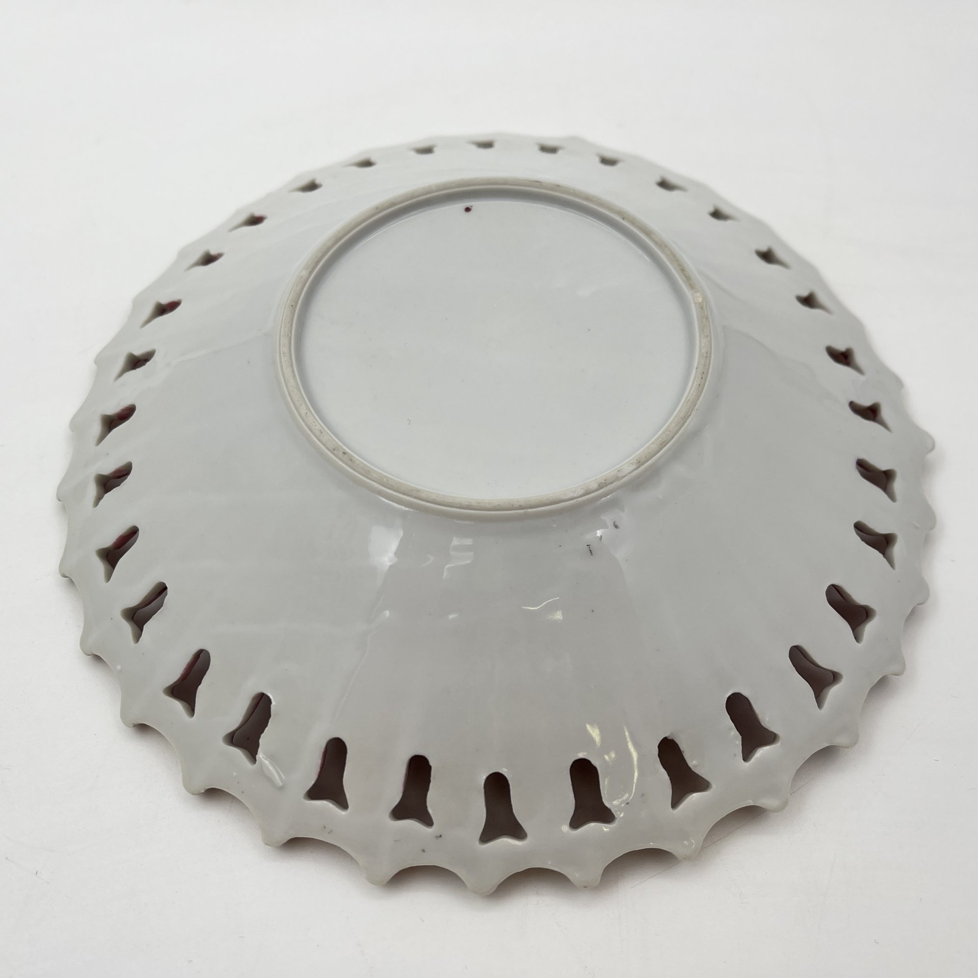 Конфетница (сухарница) с прорезным бортом, украшенная цветочным декором, фарфор, деколь, золочение, Западная Европа, 1940-1960 гг.