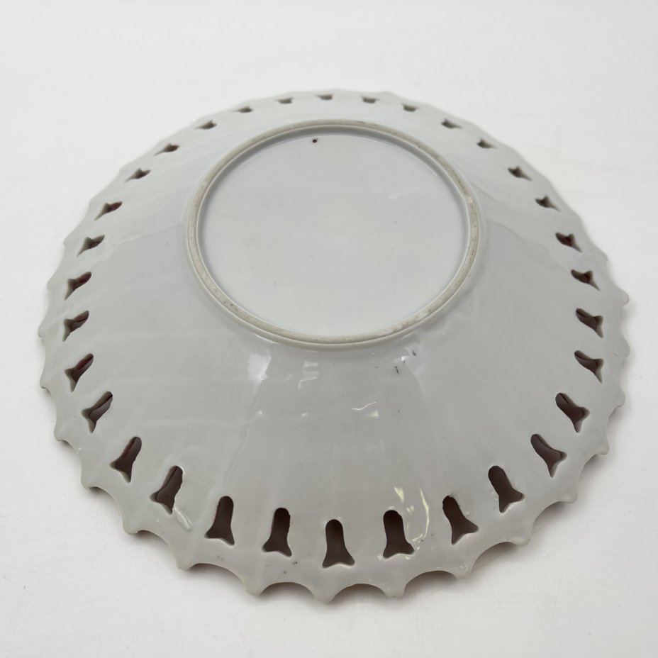 Конфетница (сухарница) с прорезным бортом, украшенная цветочным декором