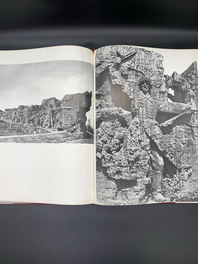 Альбом "Героям Сталинградской битвы" (фотографии Б.Уткина, С.Фрида, Г.Зельмы), Издательство «Художник РСФСР»